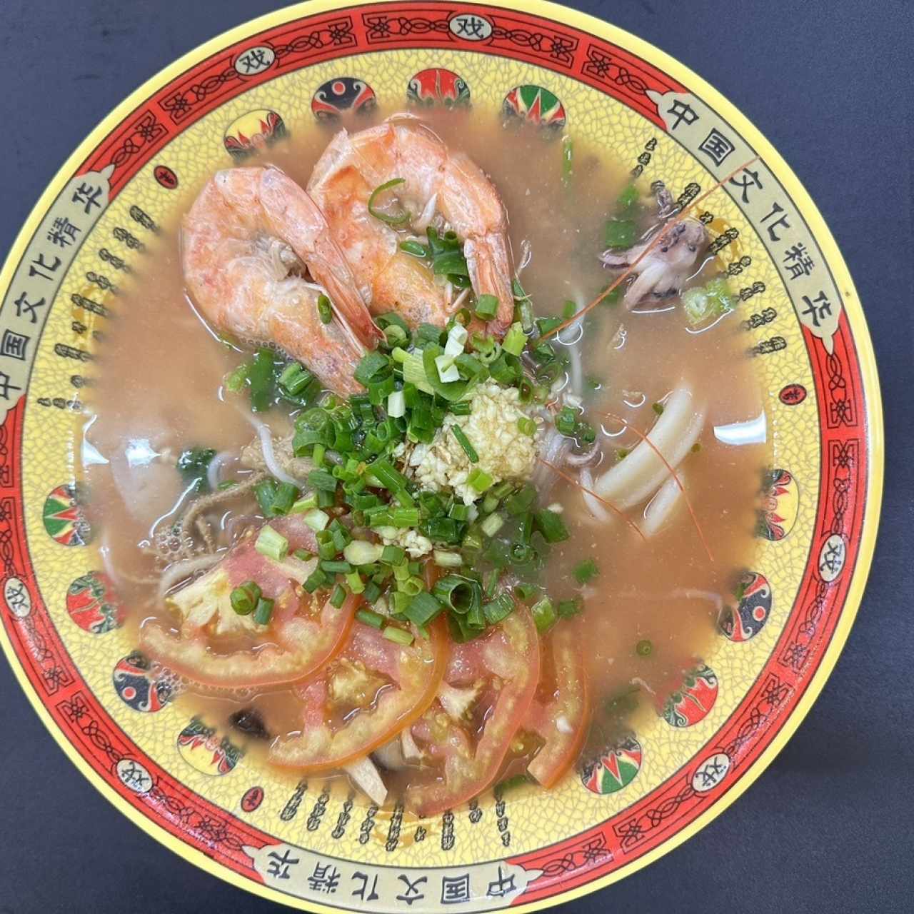 Sopa de tomate con camarón, pulpo, calamar, fideos