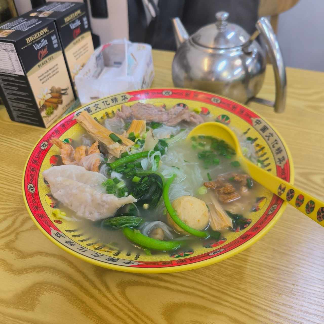Sopa de hueso con ingredientes por peso