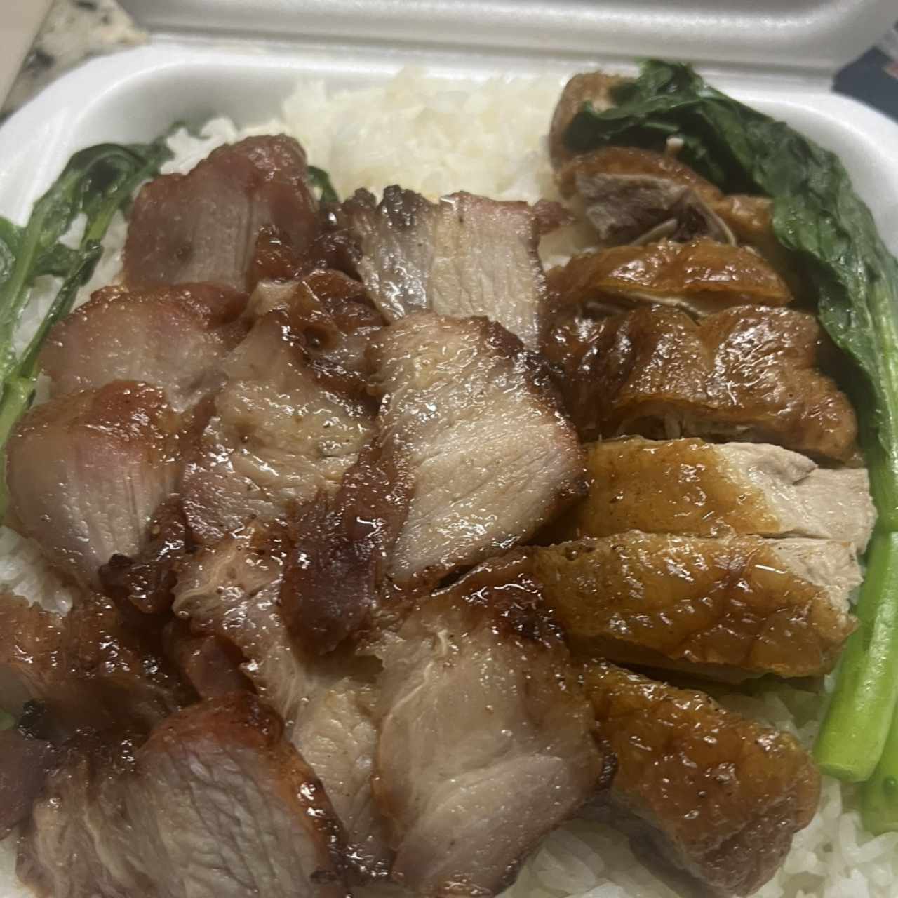 Arroz con pollo en salsa y puerco liso