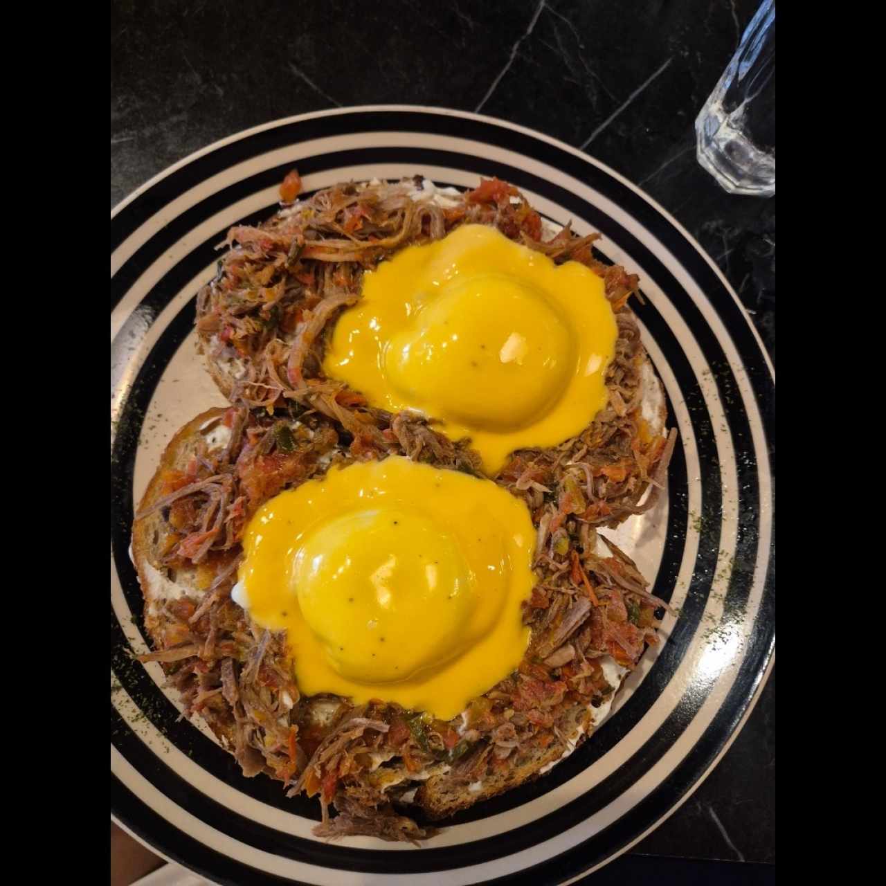 eggs benedict con ropa vieja