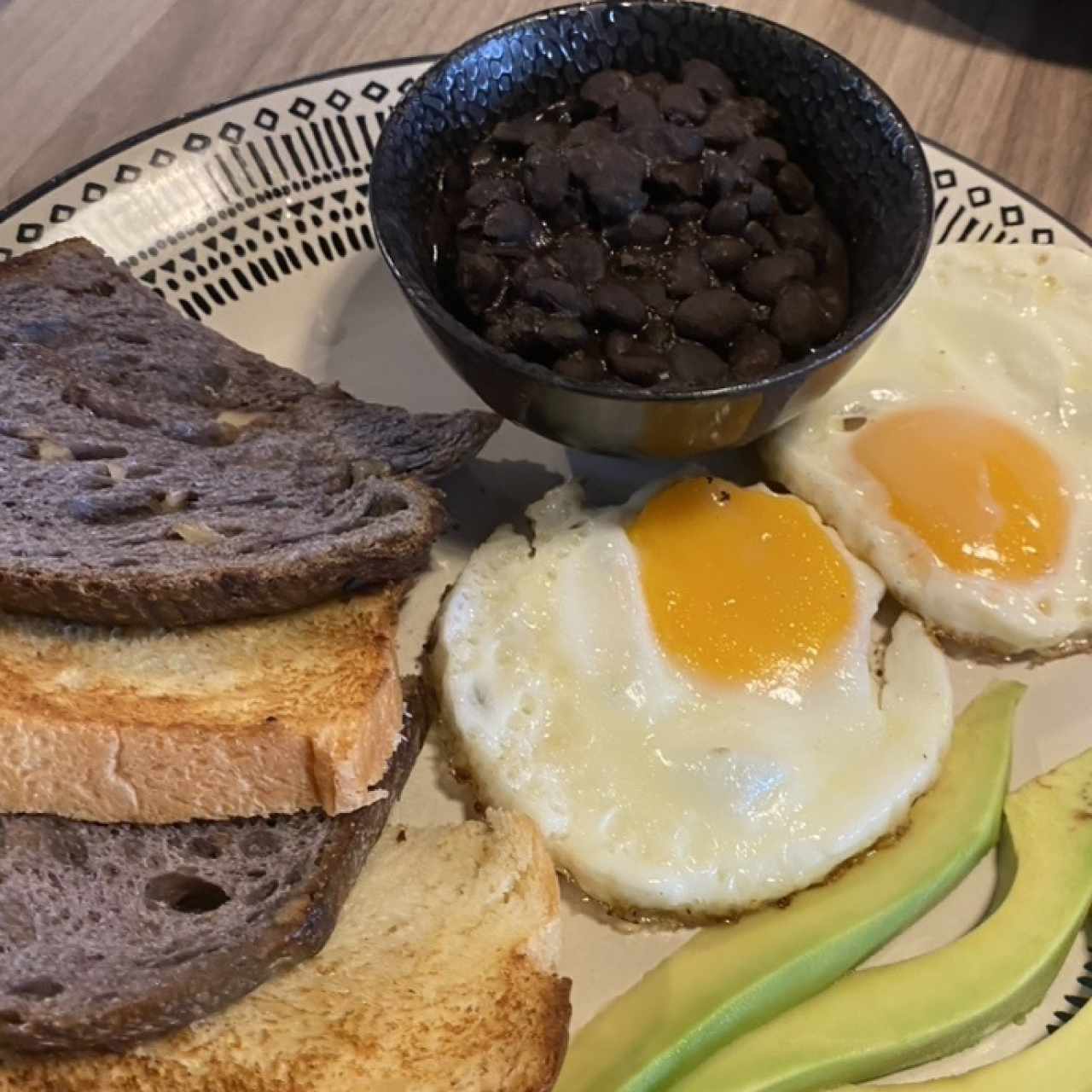 Huevos, hogao, frijolitos y aguacate