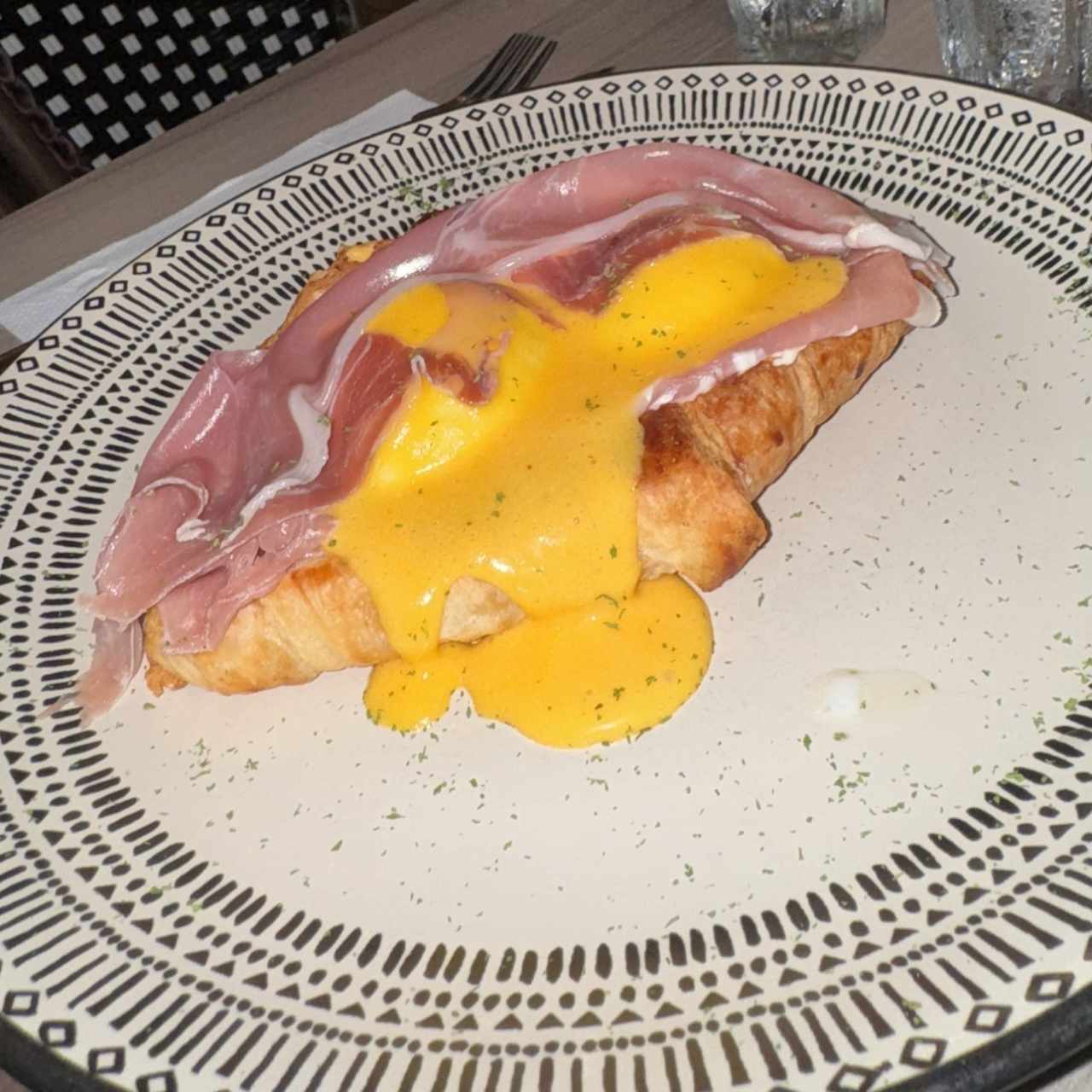 Croissant & Serrano Benedictinos
