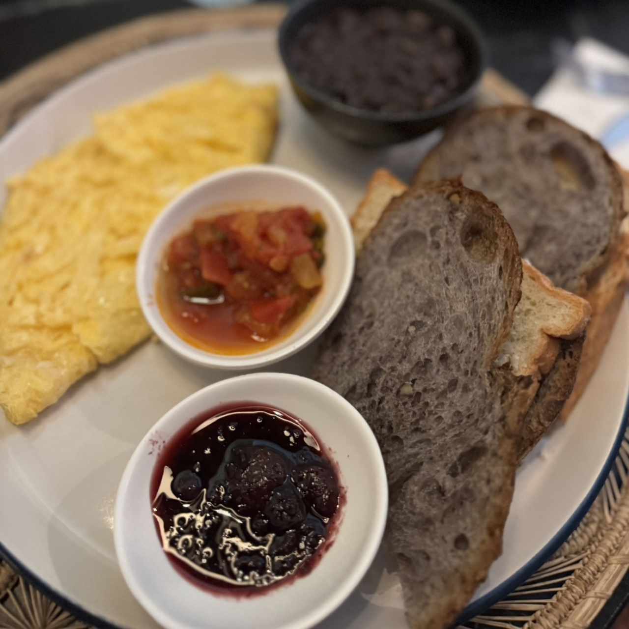 Huevos, hogao, frijolitos y aguacate
