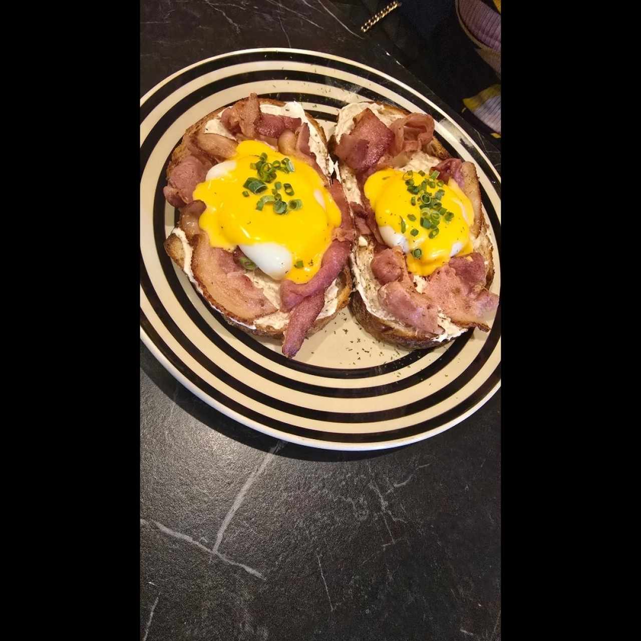 tostadas con huevos bennedict  tocino y queso