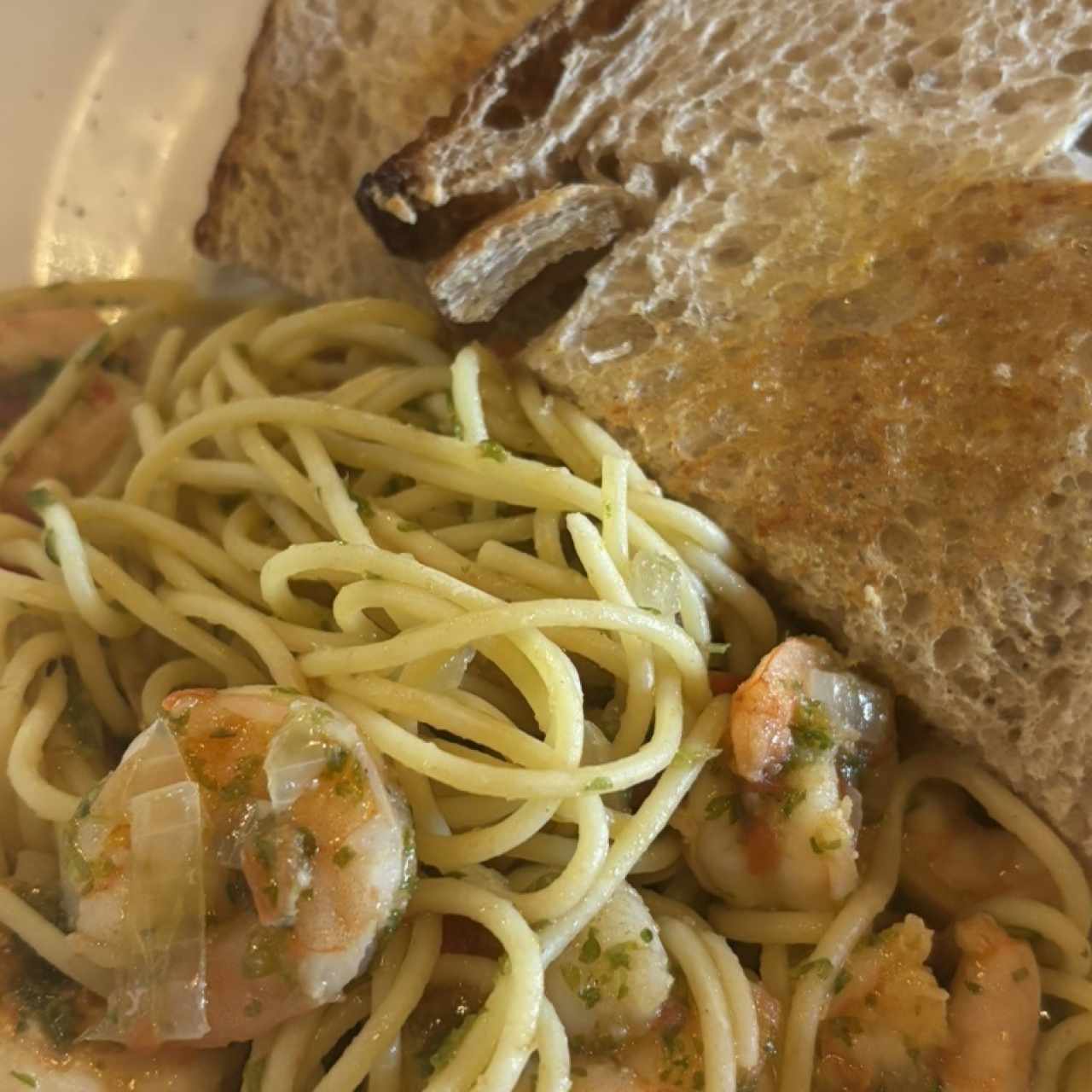 Camarones al vino blanco