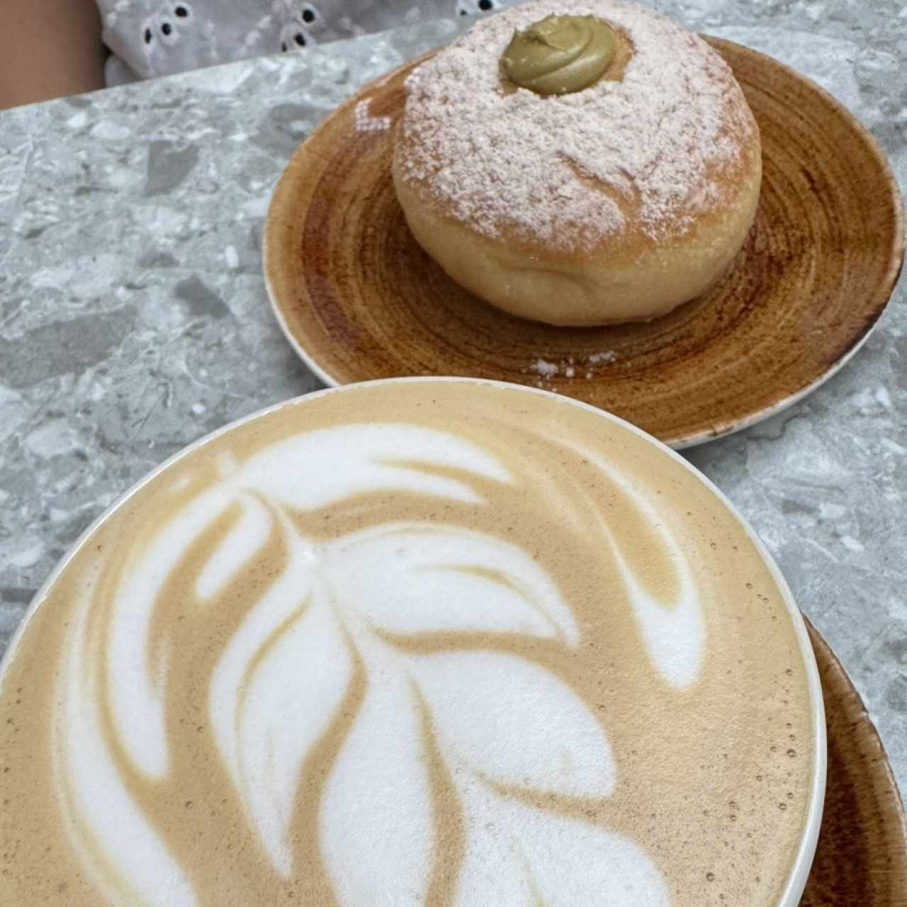 Latte y dona de pistacho