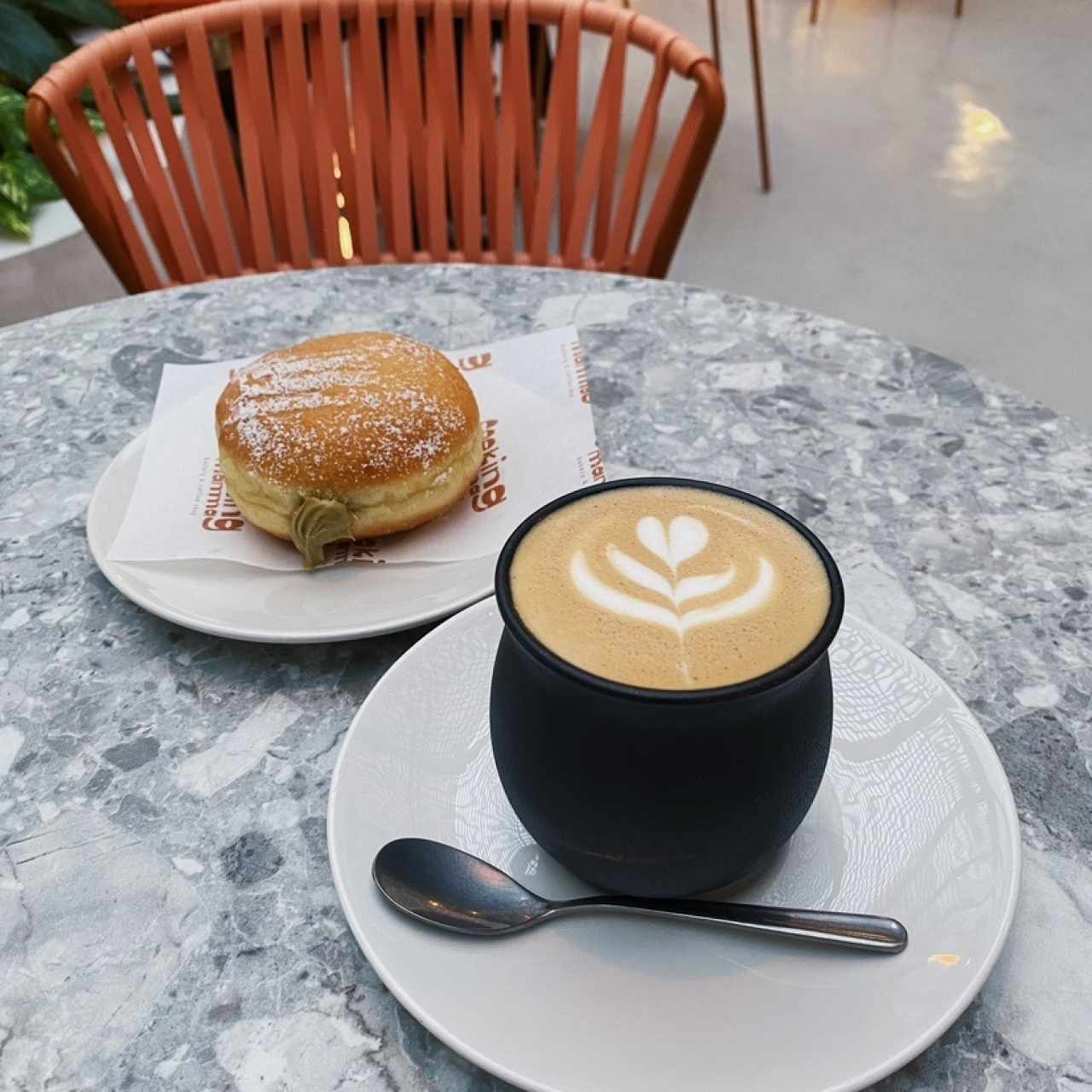 Exclente el flat white y la dona uff..