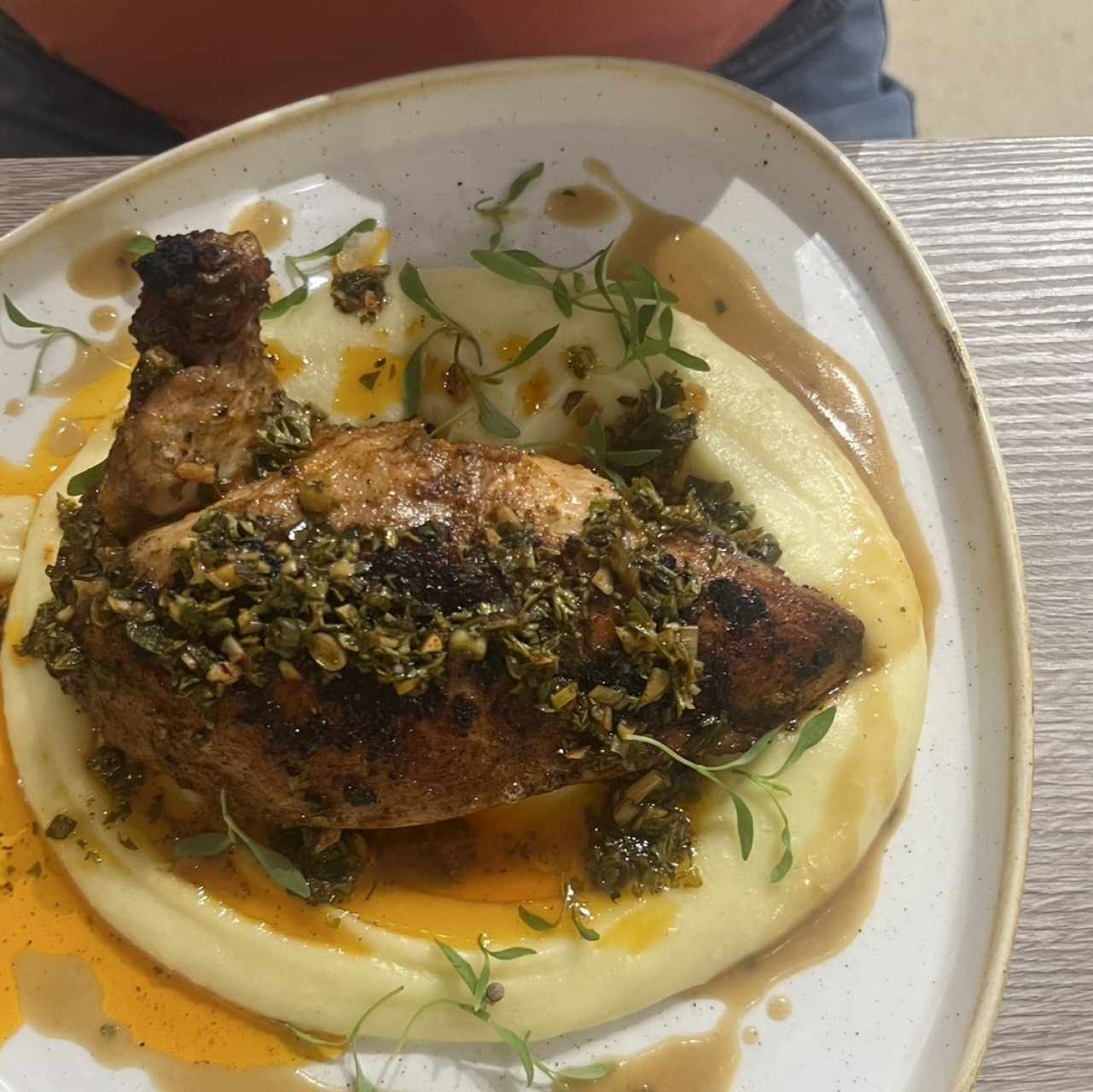 POLLO ASADO CON CHIMICHURRI Y PURÉ DE PAPA