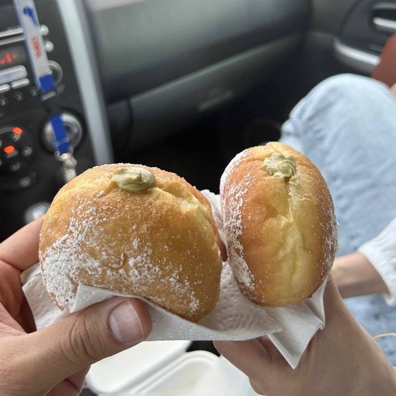 Dona rellena de crema pistacho
