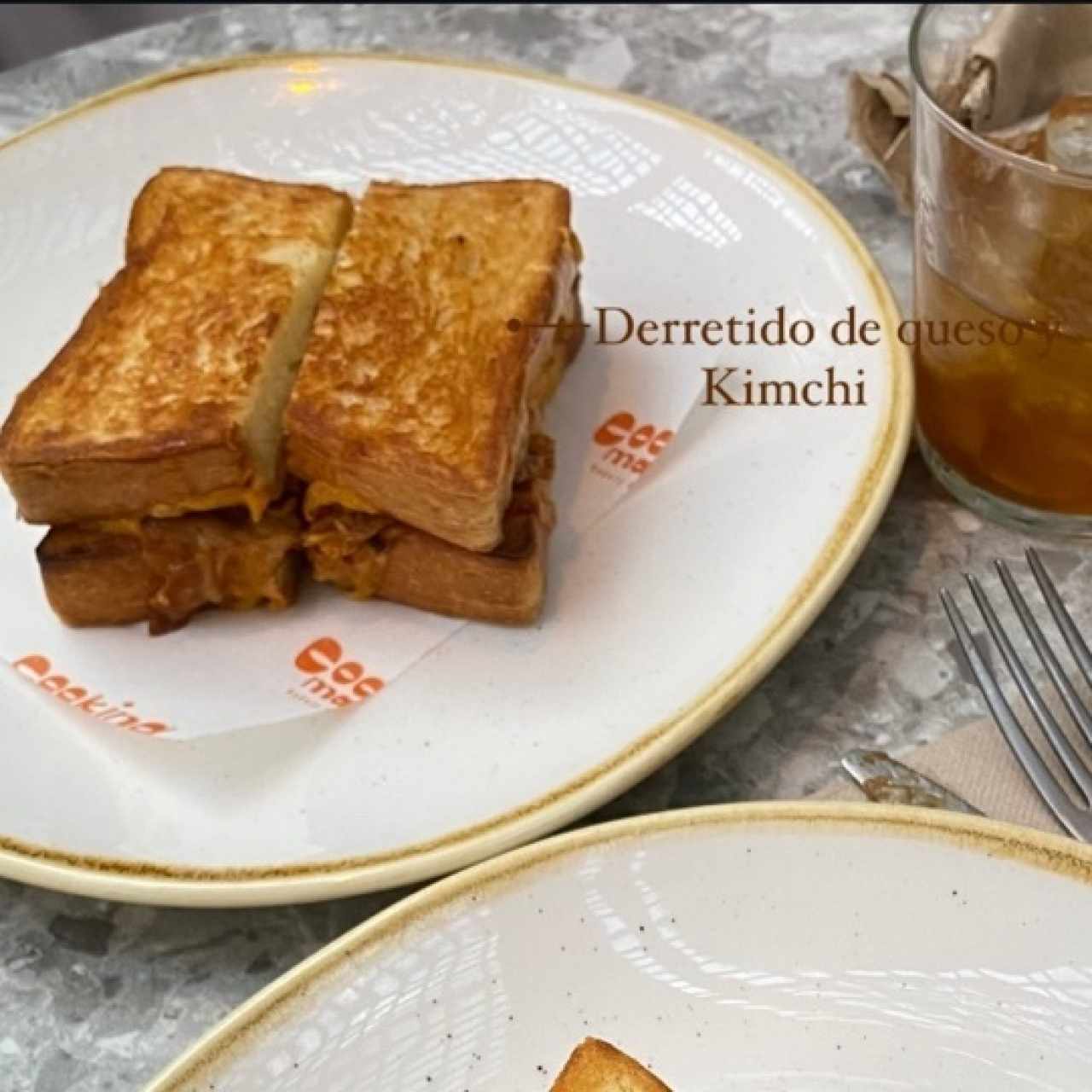 DERRETIDO QUESO Y KIMCHIE