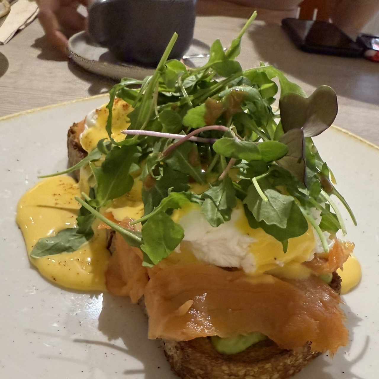 Tostada de huevos benedictinos y salmon