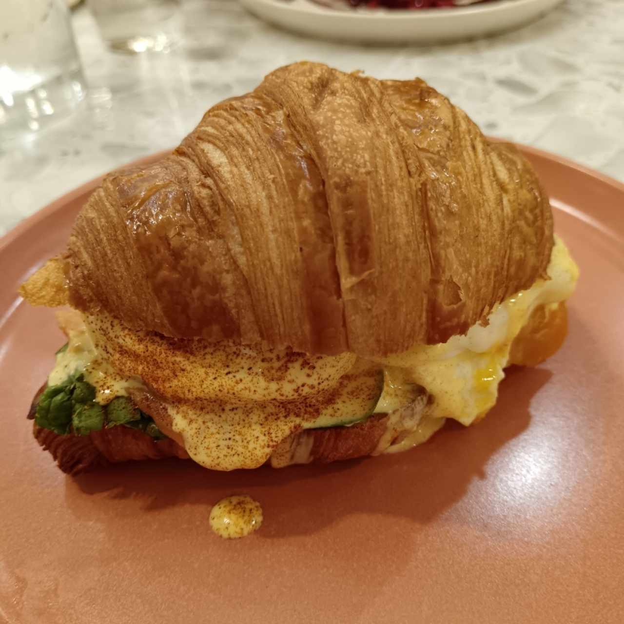Croissant con huevos benecditos y salmón 