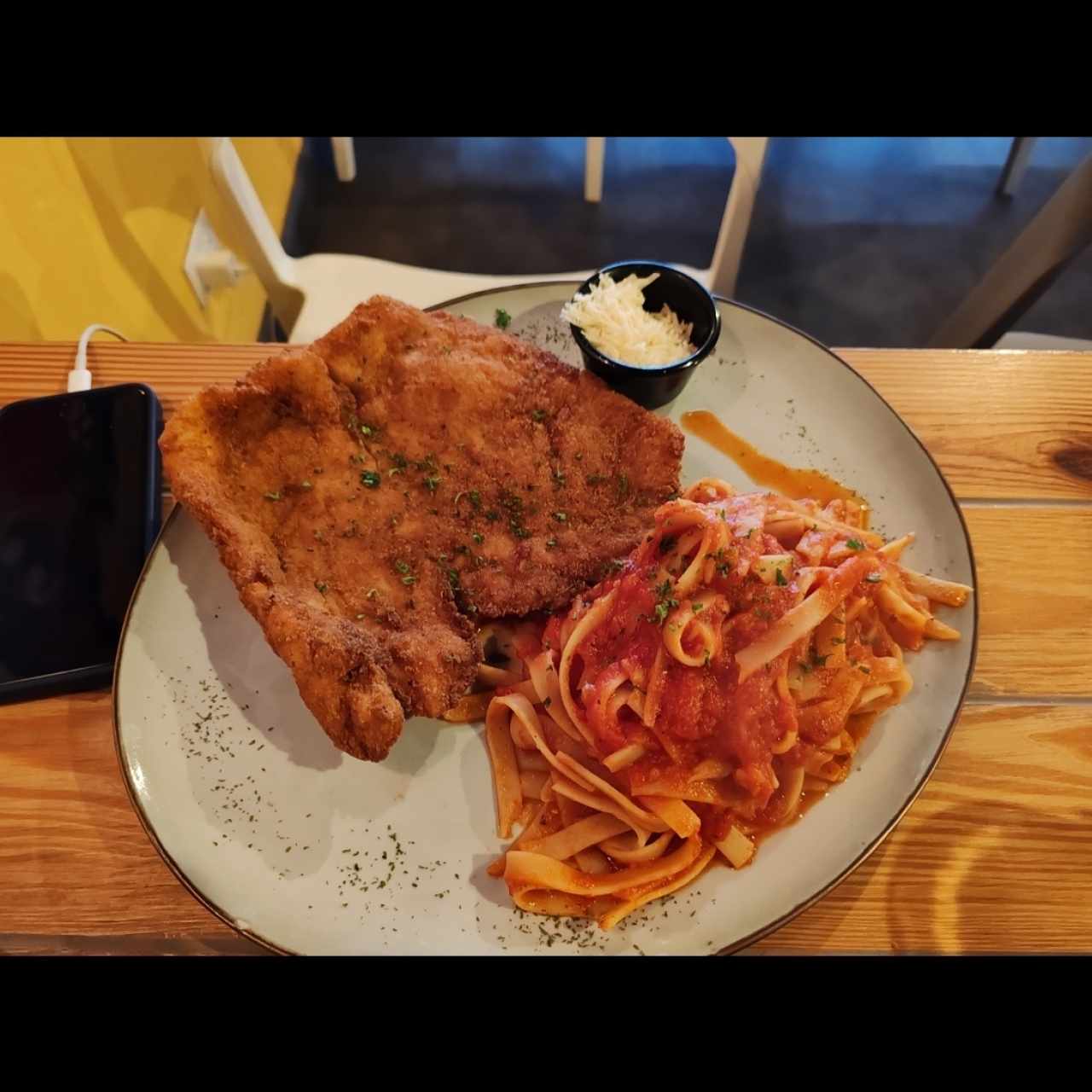 Milanesa de pollo con pasta pomodoro 