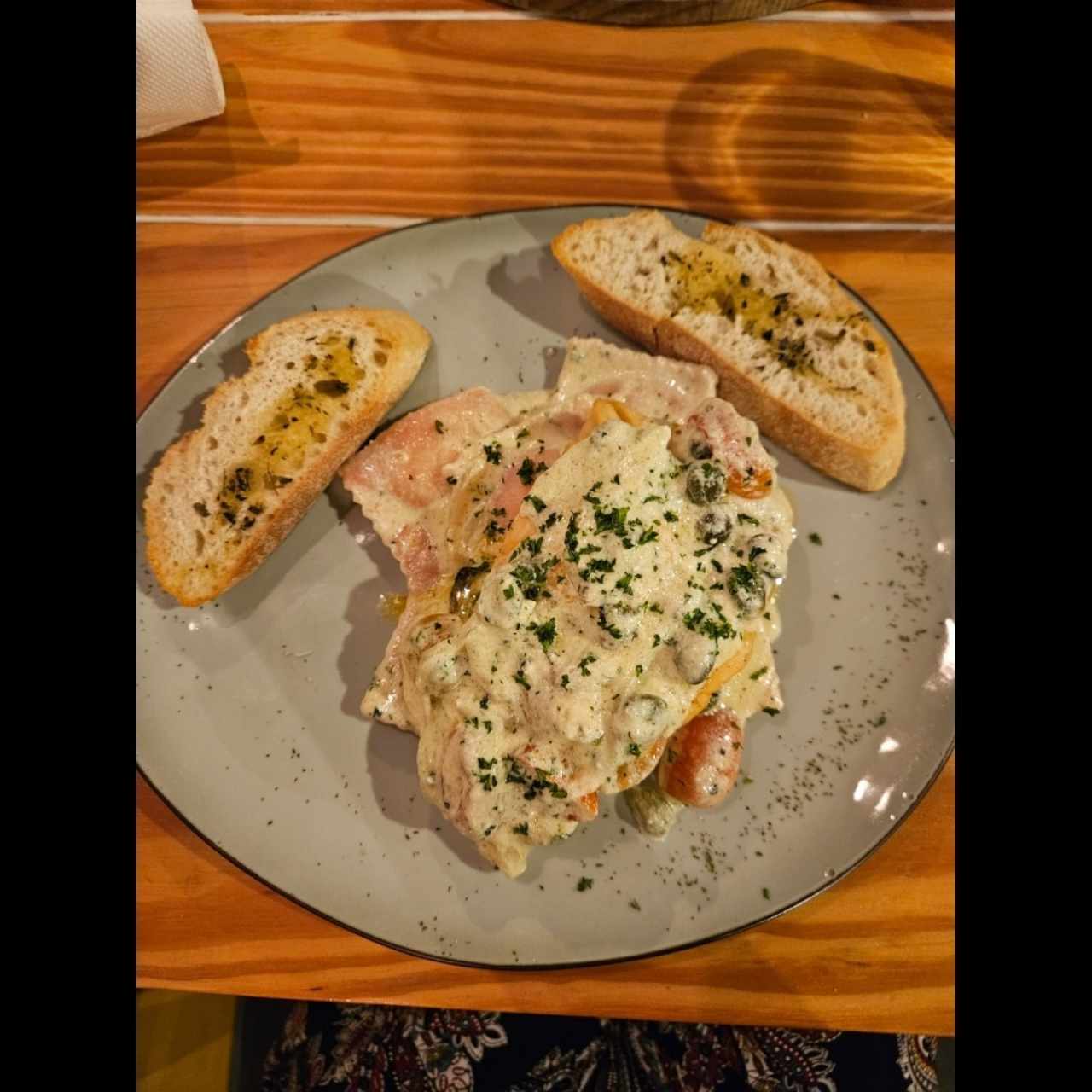 salmon en cama de ravioli