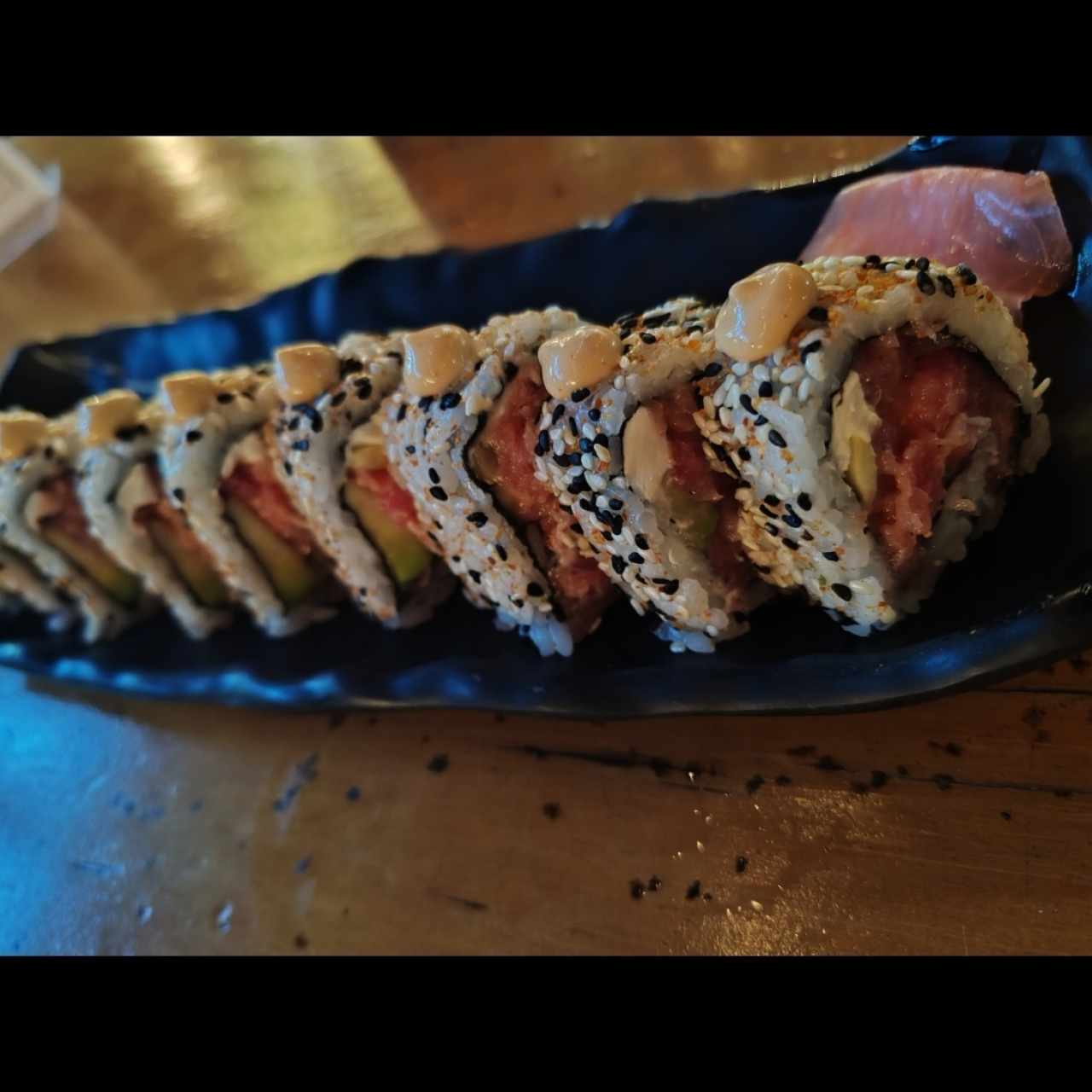 Sushi roll picura de atún