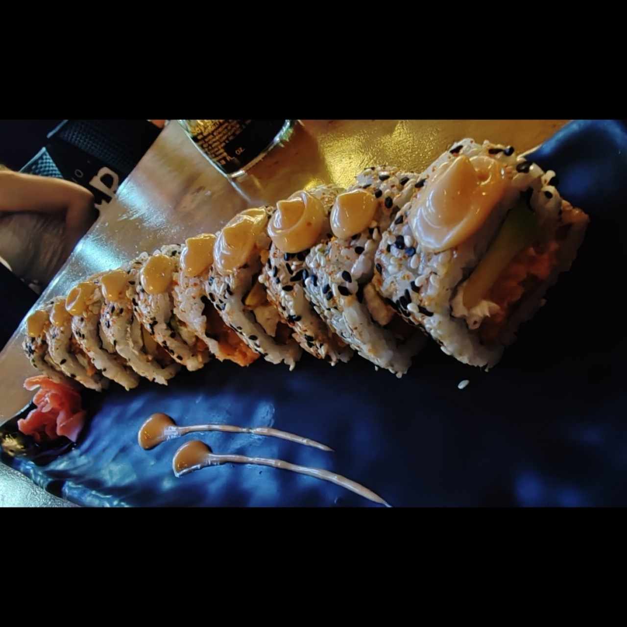 Sushi roll picura de salmón