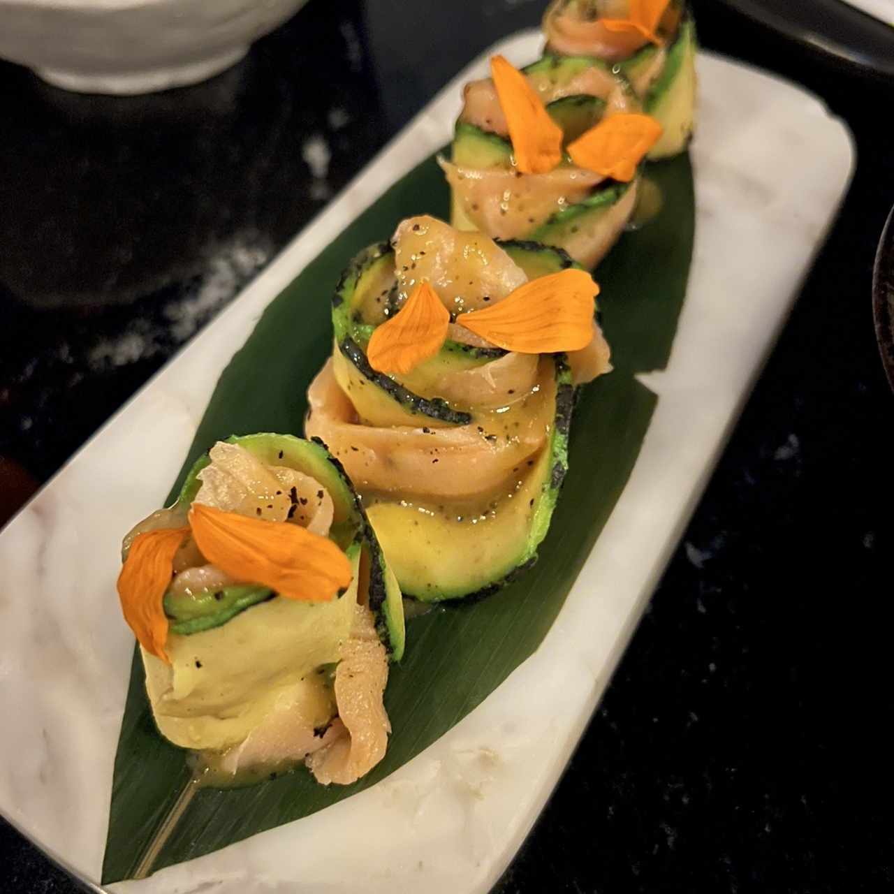Tiradito de Salmón Aguachile y Aguacate