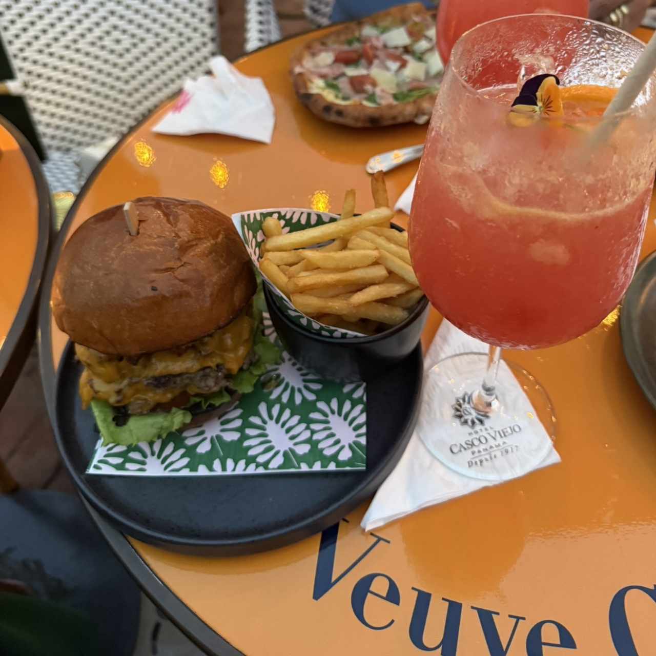 Hamburguesa doble con queso + Fresh Spritz