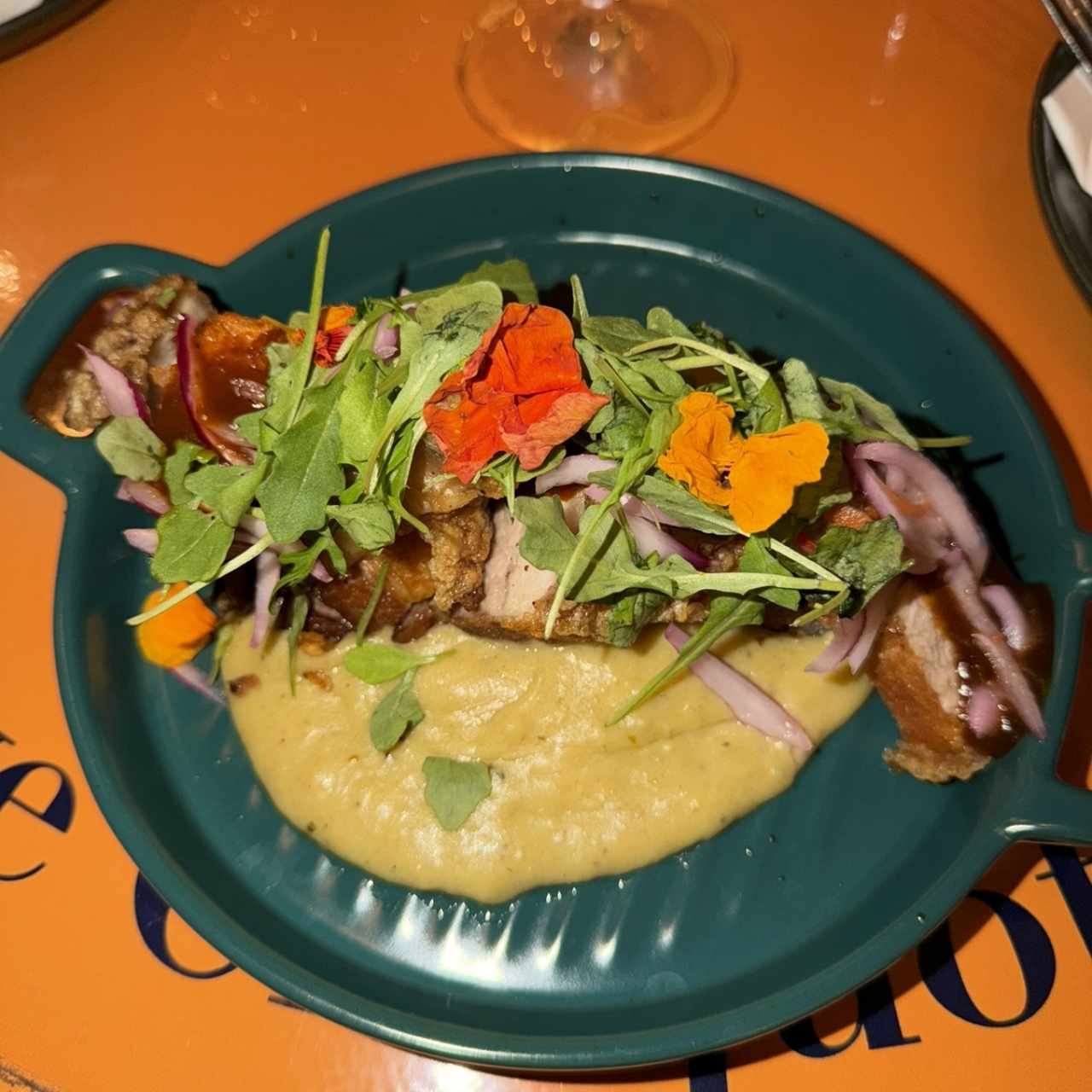 cerdo crocante con base de platano