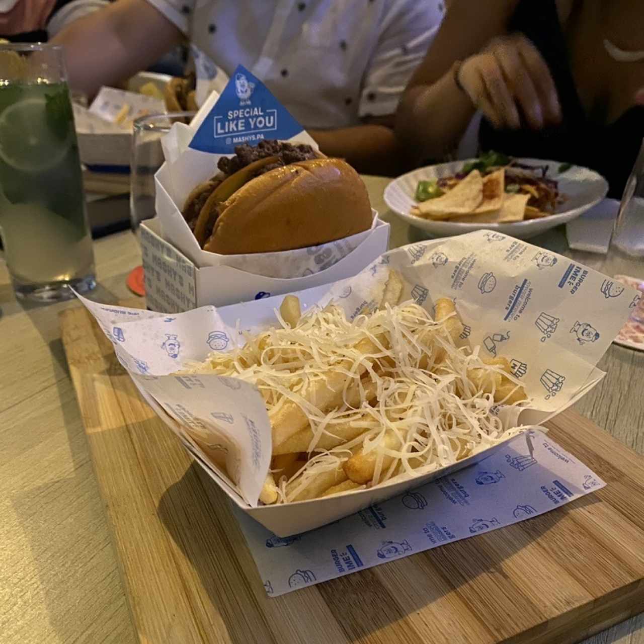 Hamburguesa y Papas Trufadas