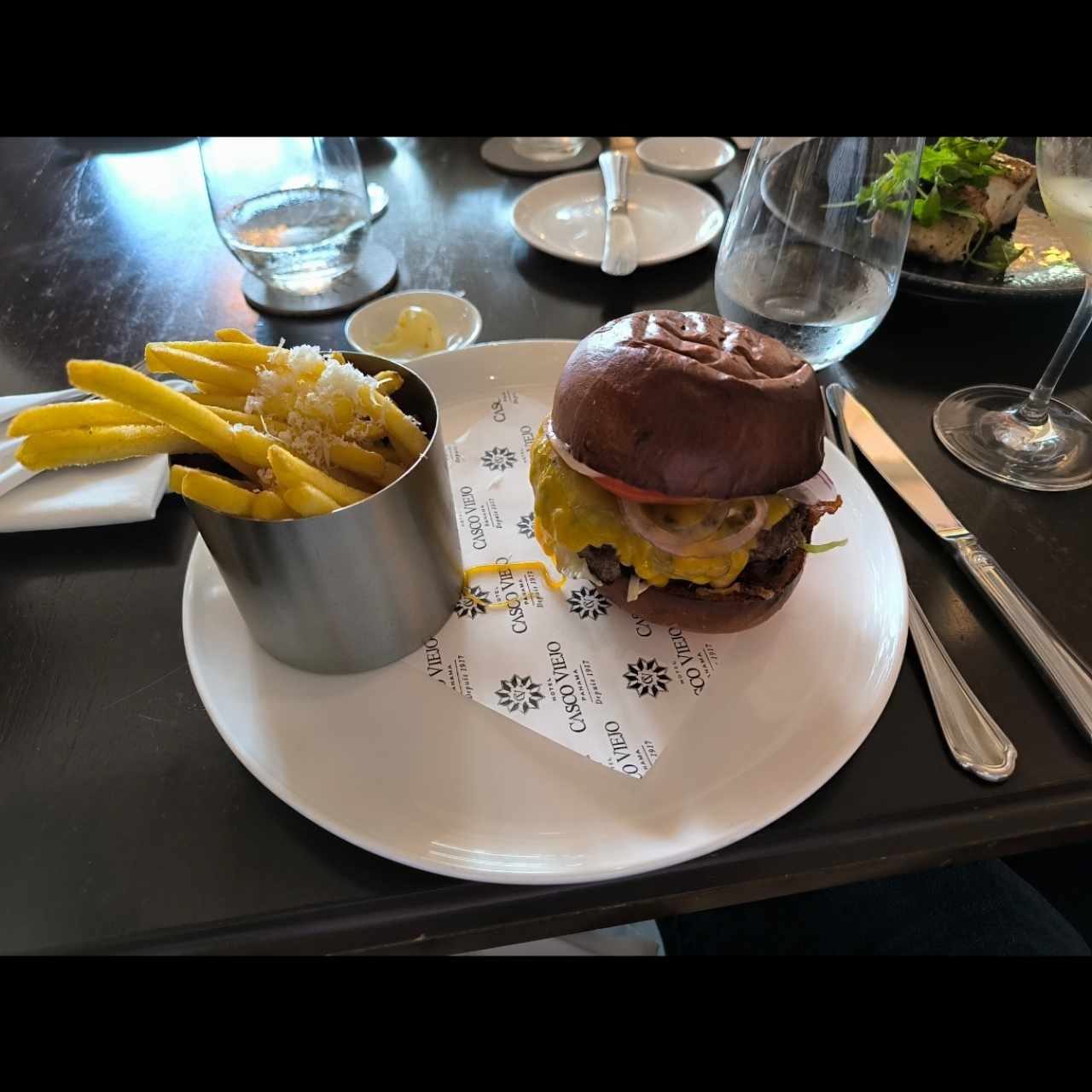 Hamburguesa de Angus,tocino,lechuga,tomate,cebolla,queso Cheddar