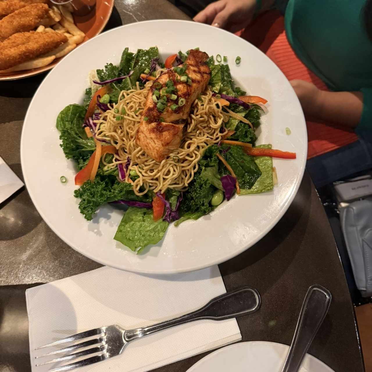 Grilled Salmón Noodle Bowl