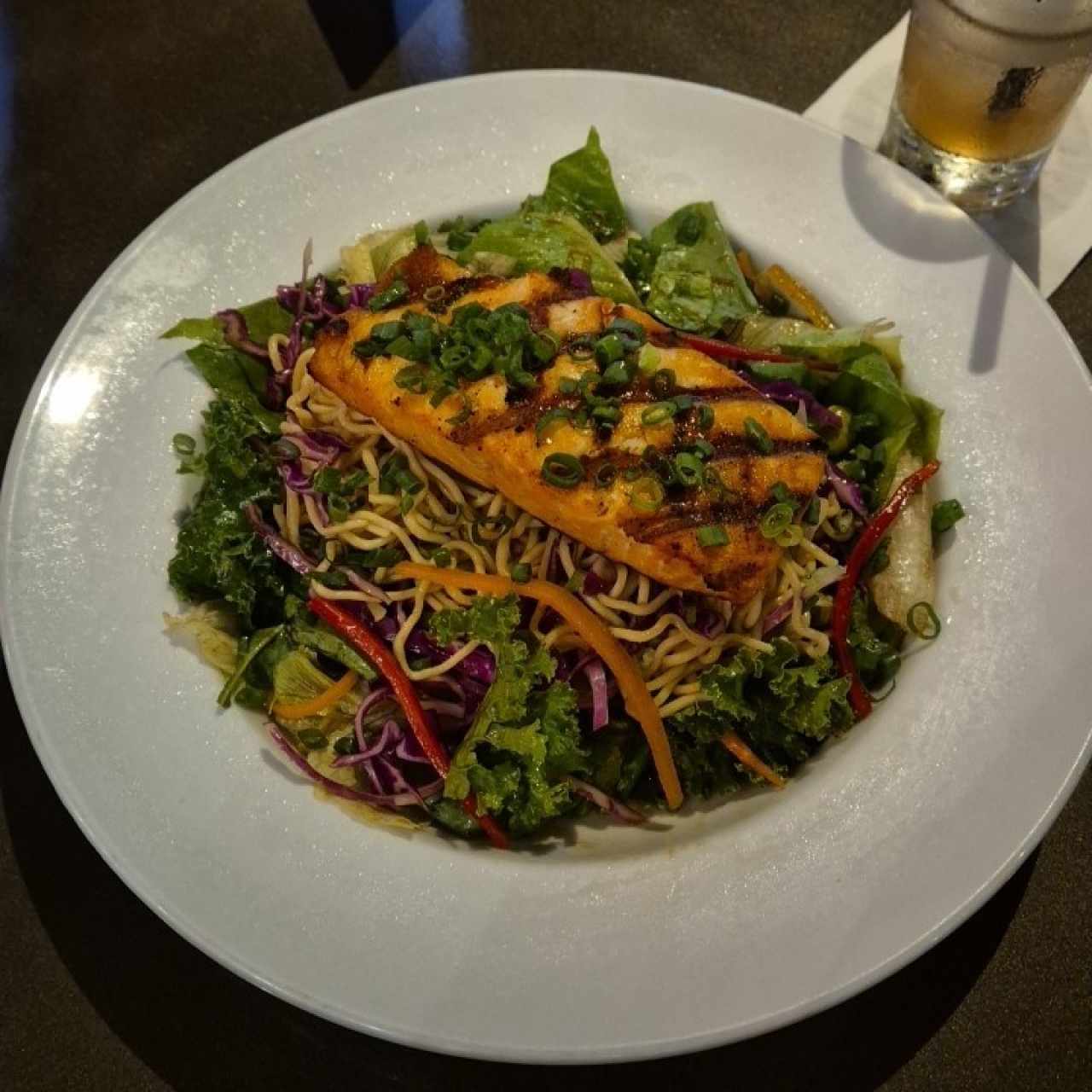 Grilled Salmón Noodle Bowl