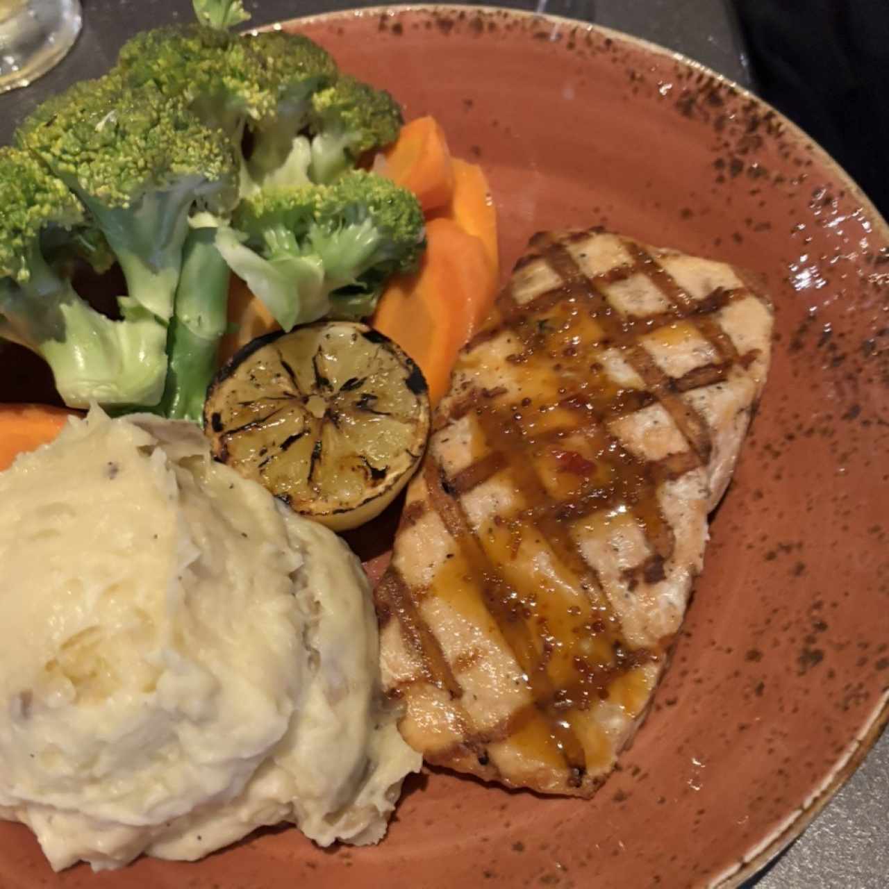 Grilled Salmón Noodle Bowl