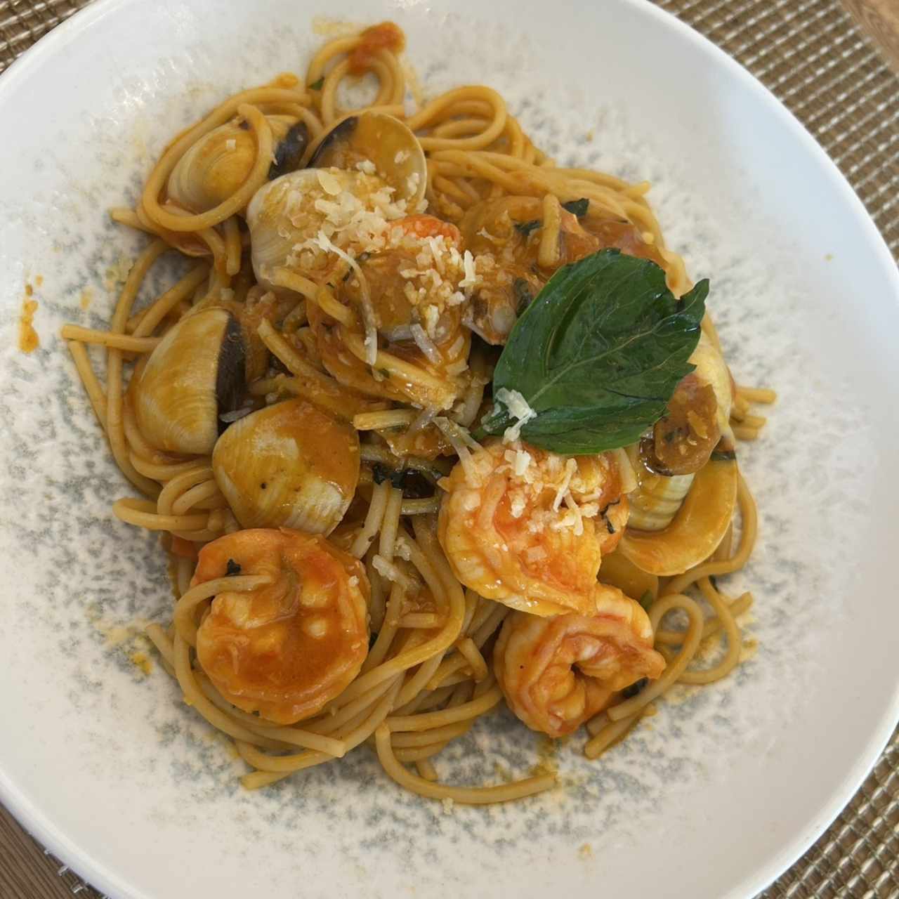 Pasta con langostinos y concha 