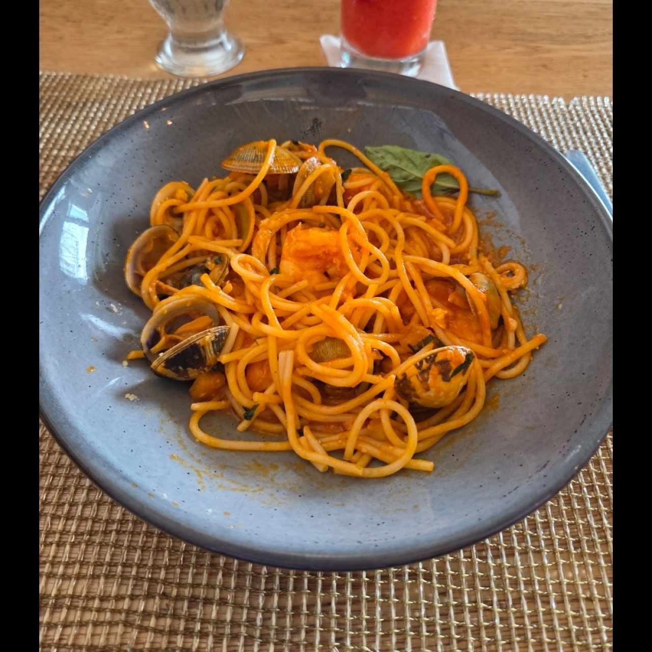 Espaguetis Vongole y Langostinos 