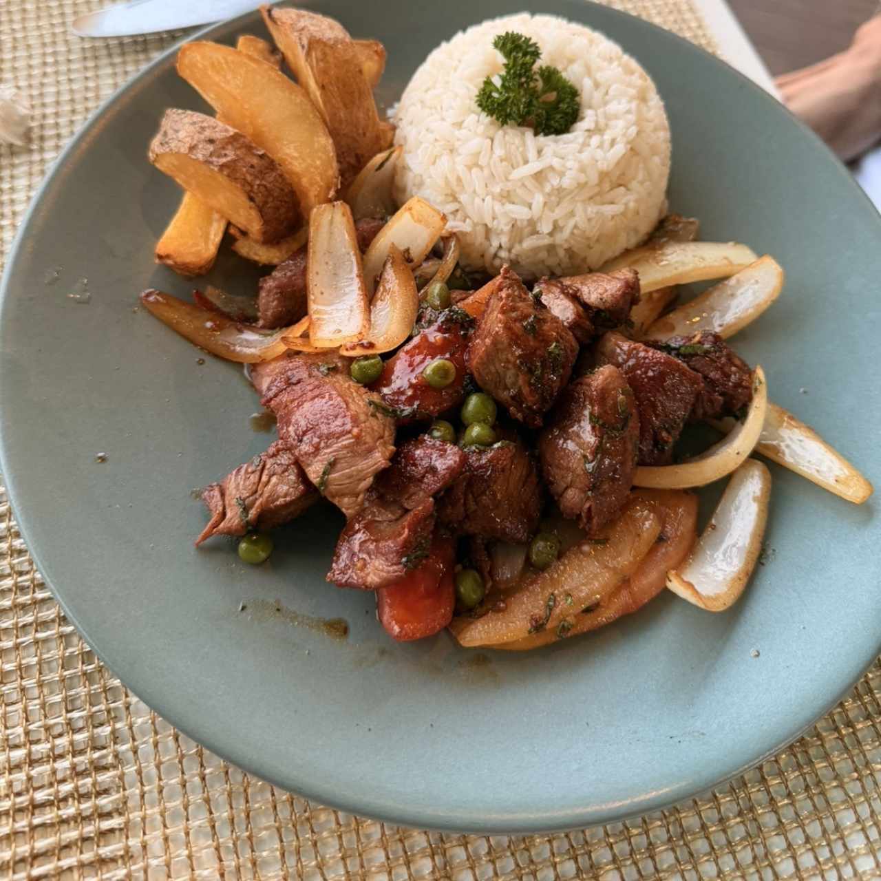 Platos Fuertes - Lomo Saltado