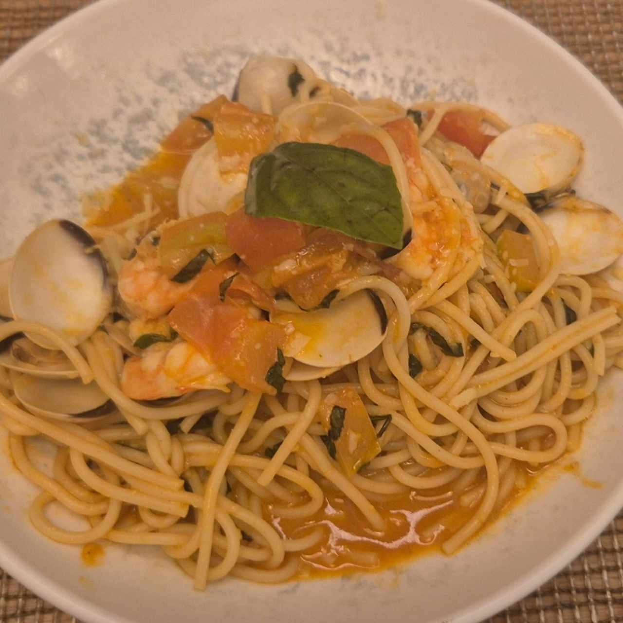 Spaguetti con vongole y langostinos 
