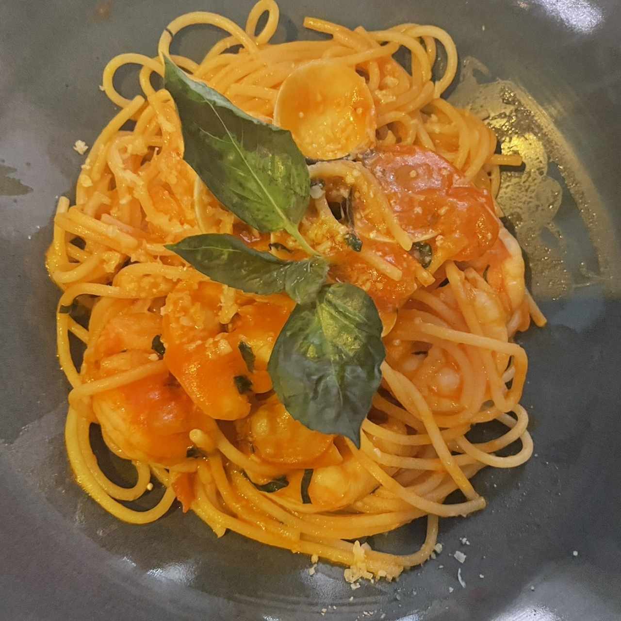 Pasta vongole con langostinos
