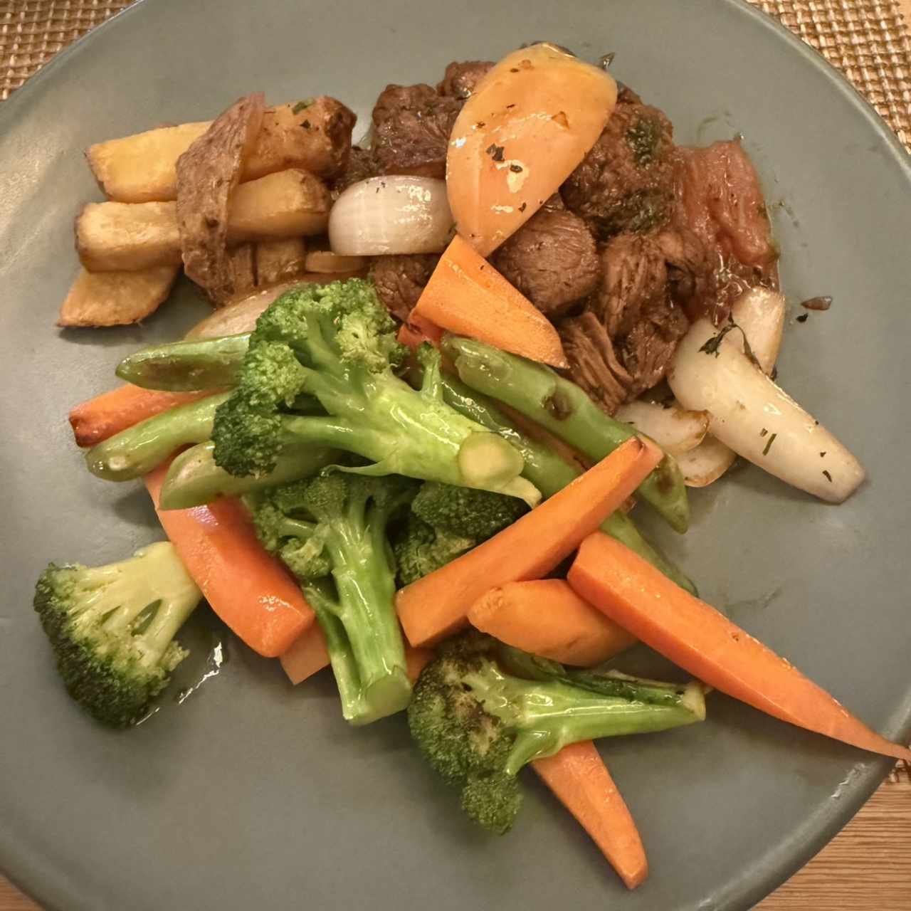 Platos Fuertes - Lomo Saltado