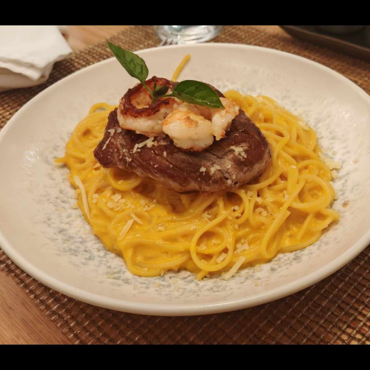Spaghetti a la huancaina con lomo