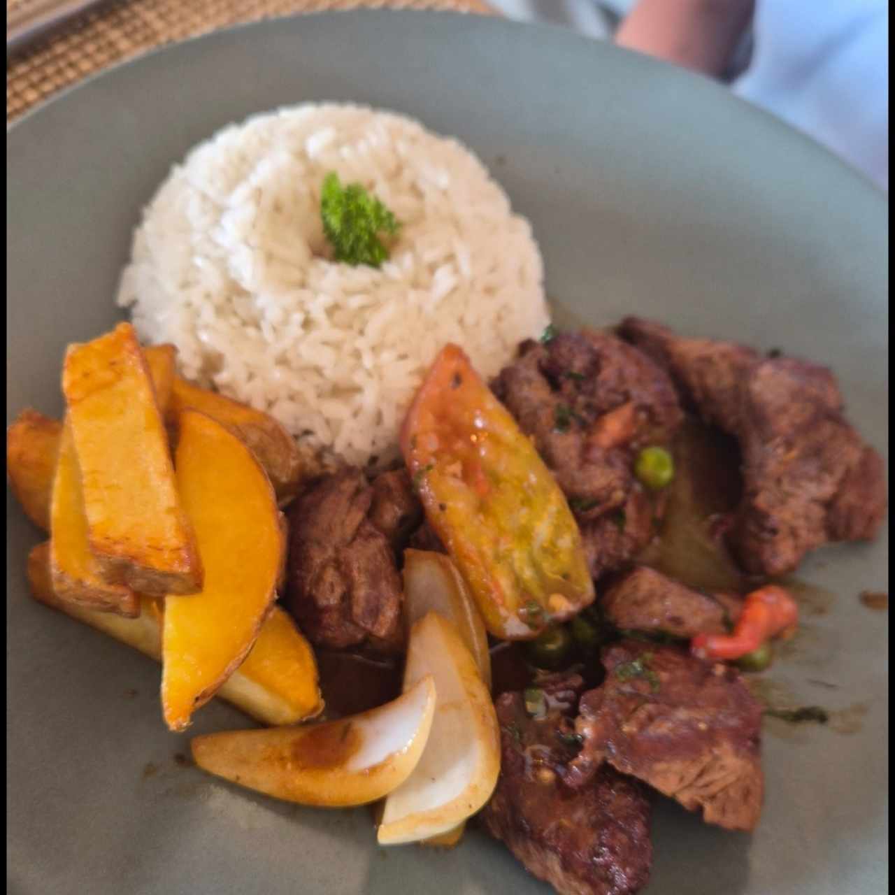 Platos Fuertes - Lomo Saltado