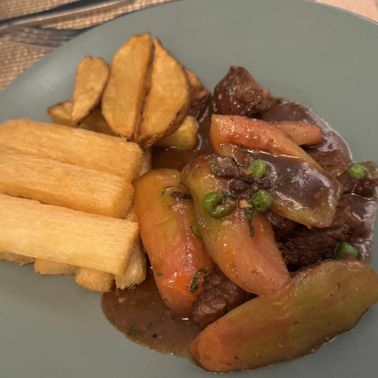 Lomo saltado con yuca 