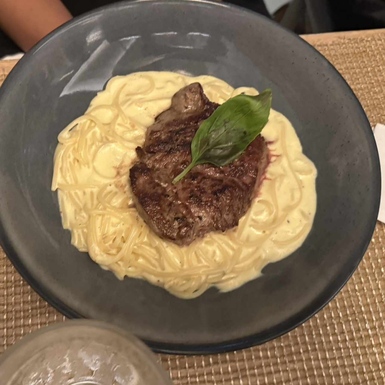 Espaguetti en salsa añfrwdo y filete de carne 