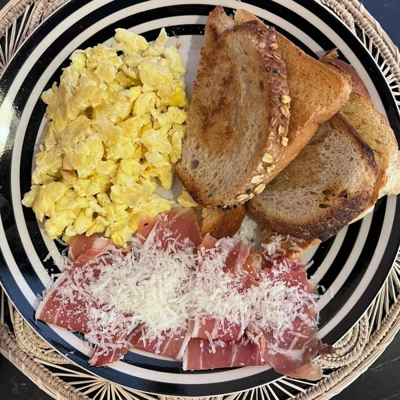 Especiales - Huevos con serrano