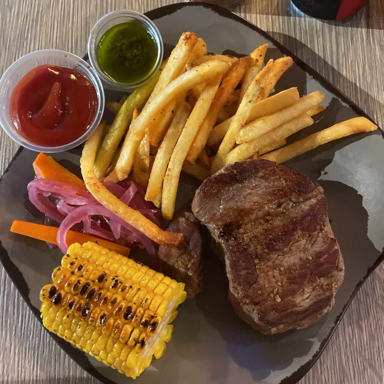 Carne de Res 8oz con mazorca y papas fritas