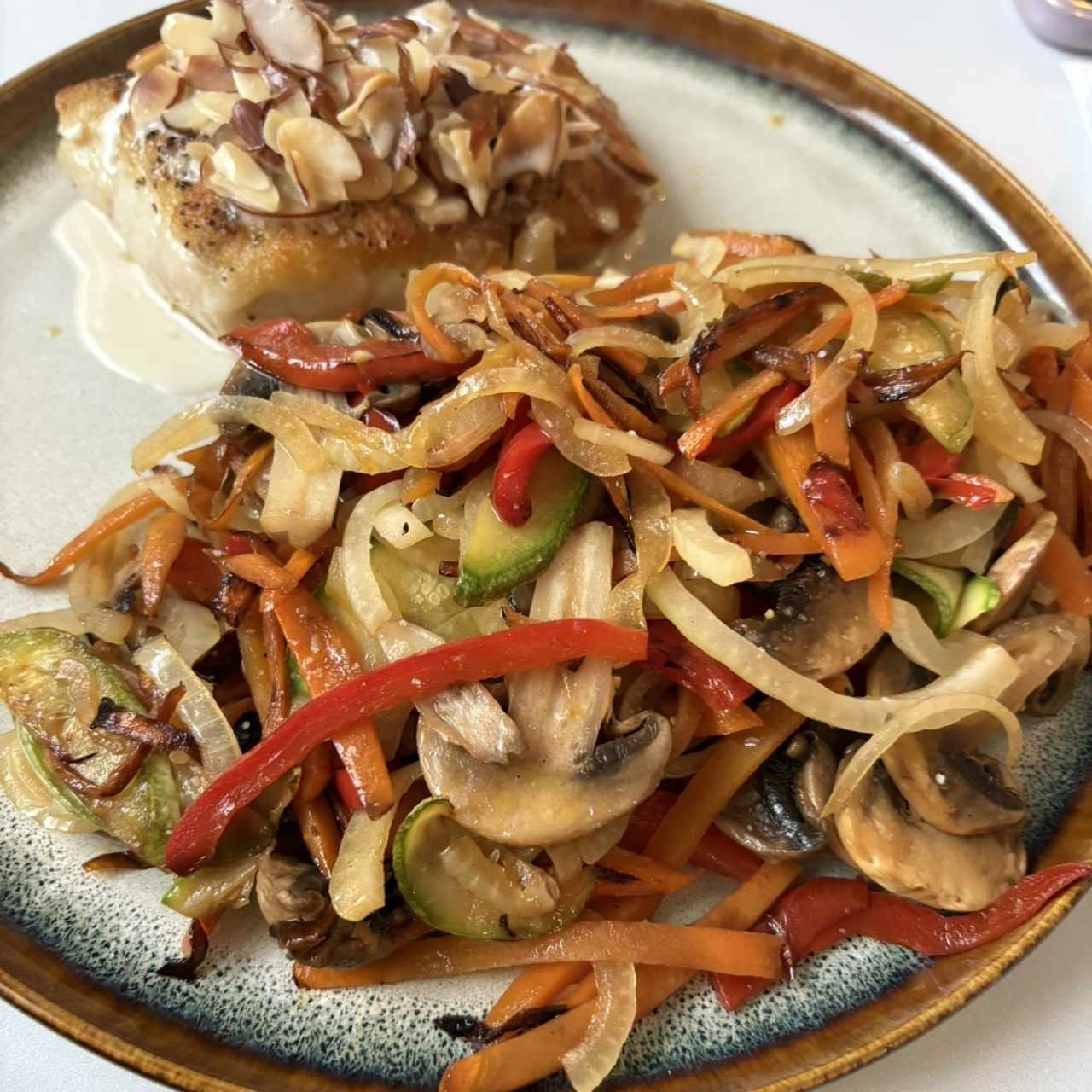 Corvina en Salsa Cremosa de Almendras Tostadas