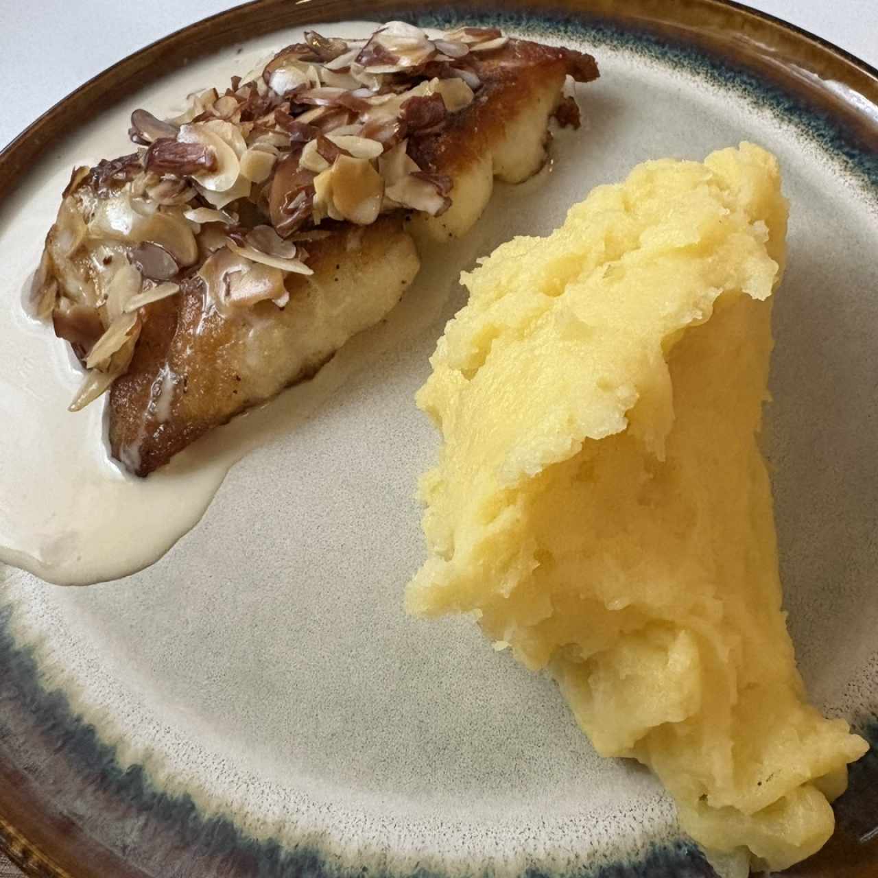 Corvina en Salsa Cremosa de Almendras Tostadas