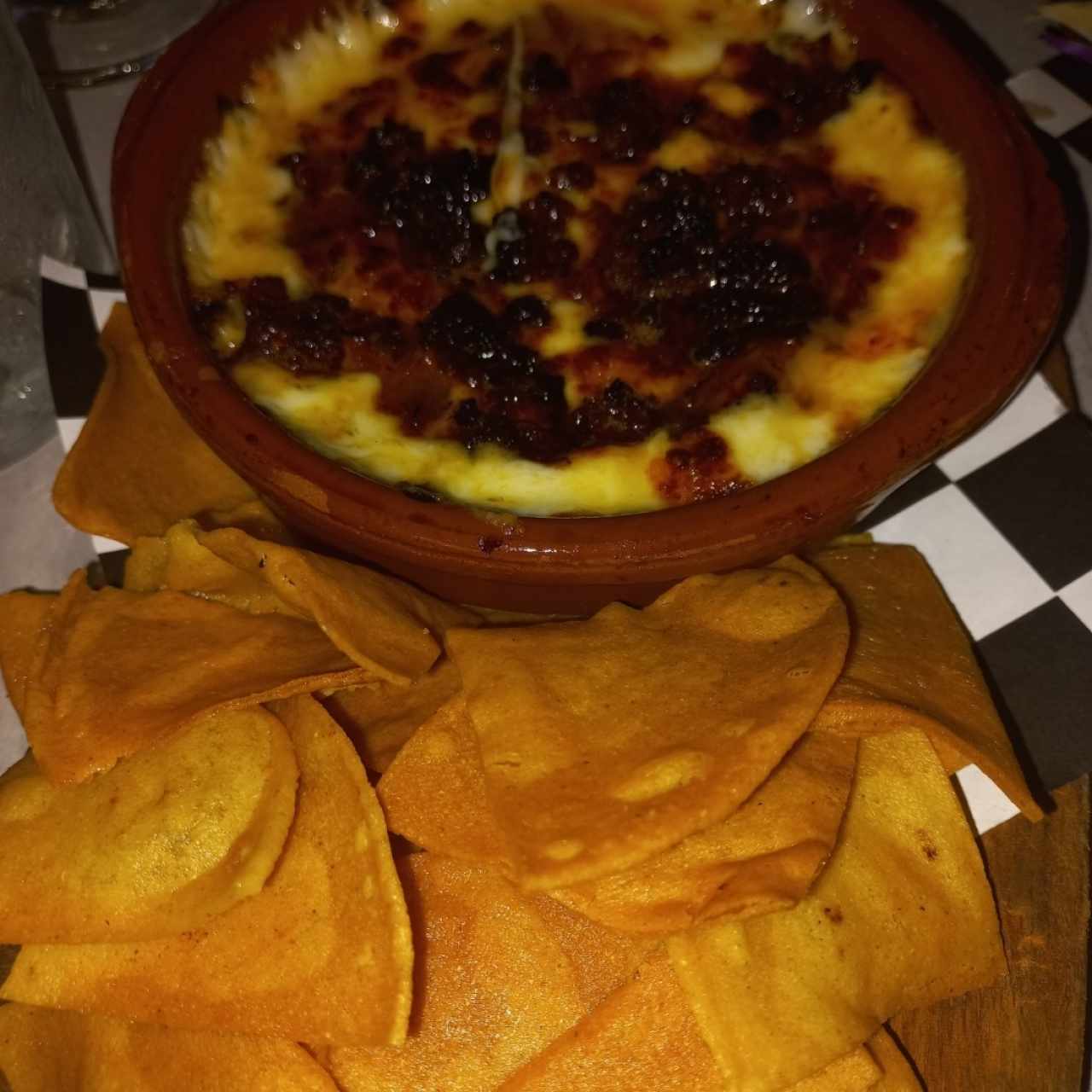 Queso Fundido y Chorizo Tableño