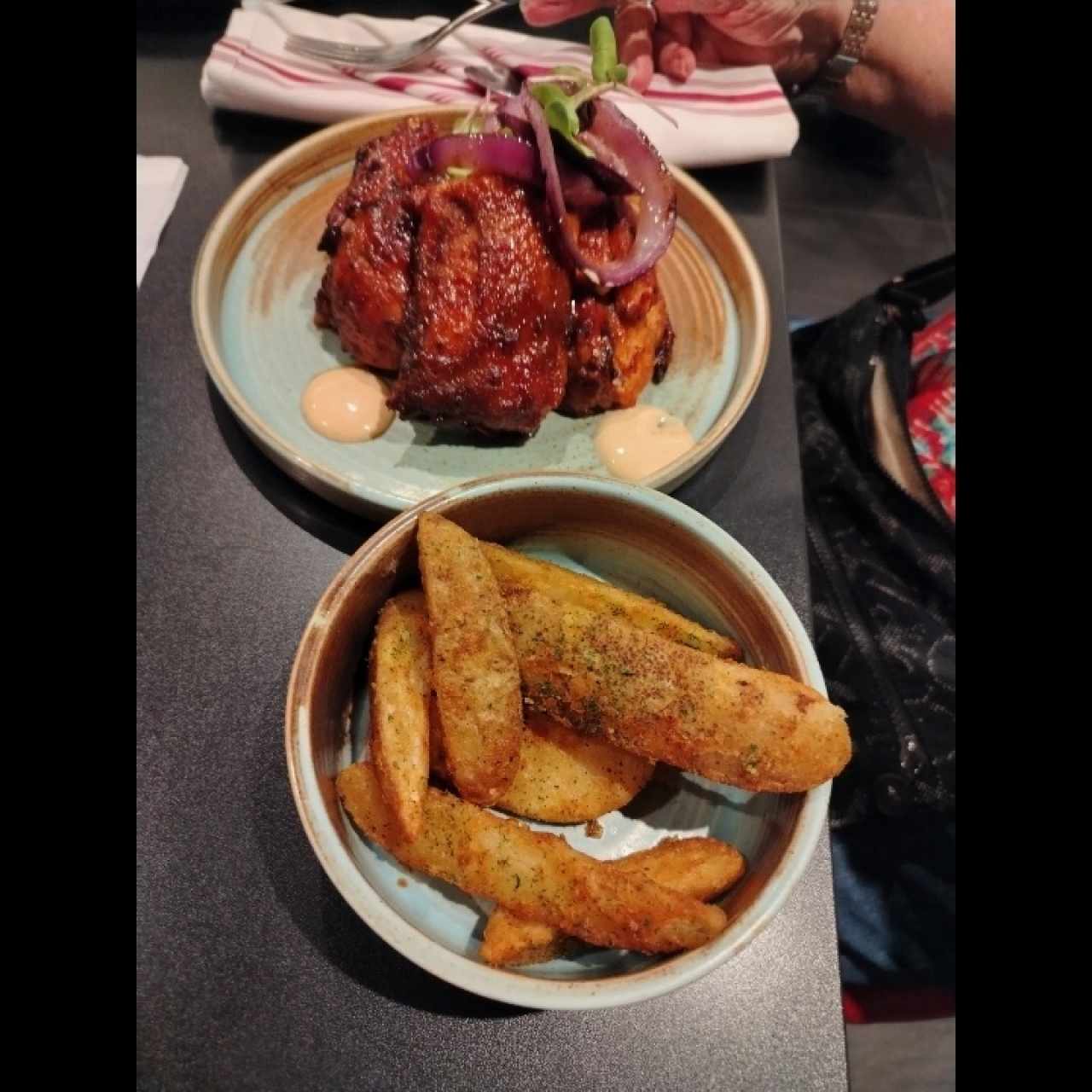 Pollo al humo con barniz de cebolla, ron y miel, acompañado de papas perfumadas con ajo y perejil