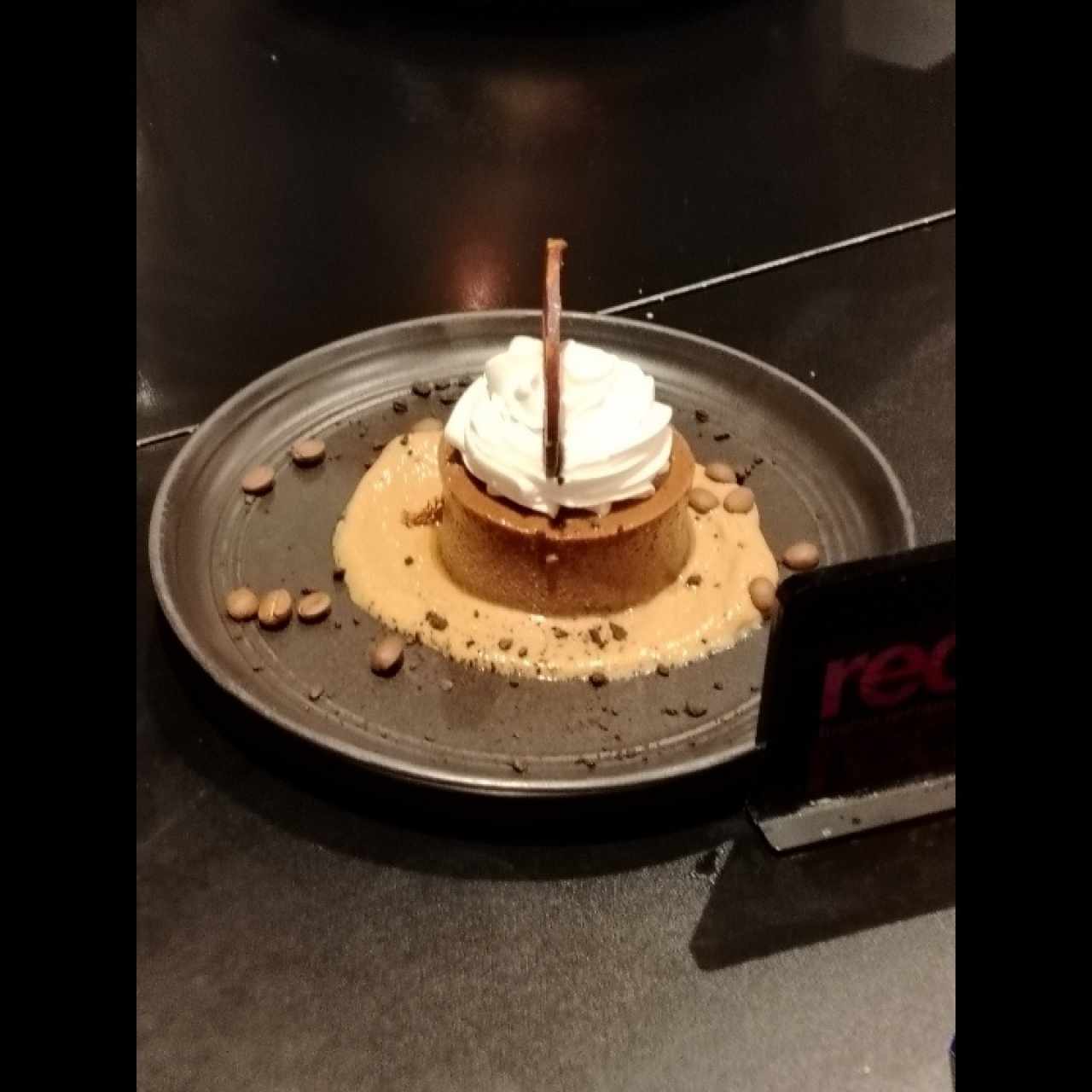 Delicioso flan de café sobre bizcocho sumergido en sirope de vainilla y crema de Bailey's, con merenguitos panameños