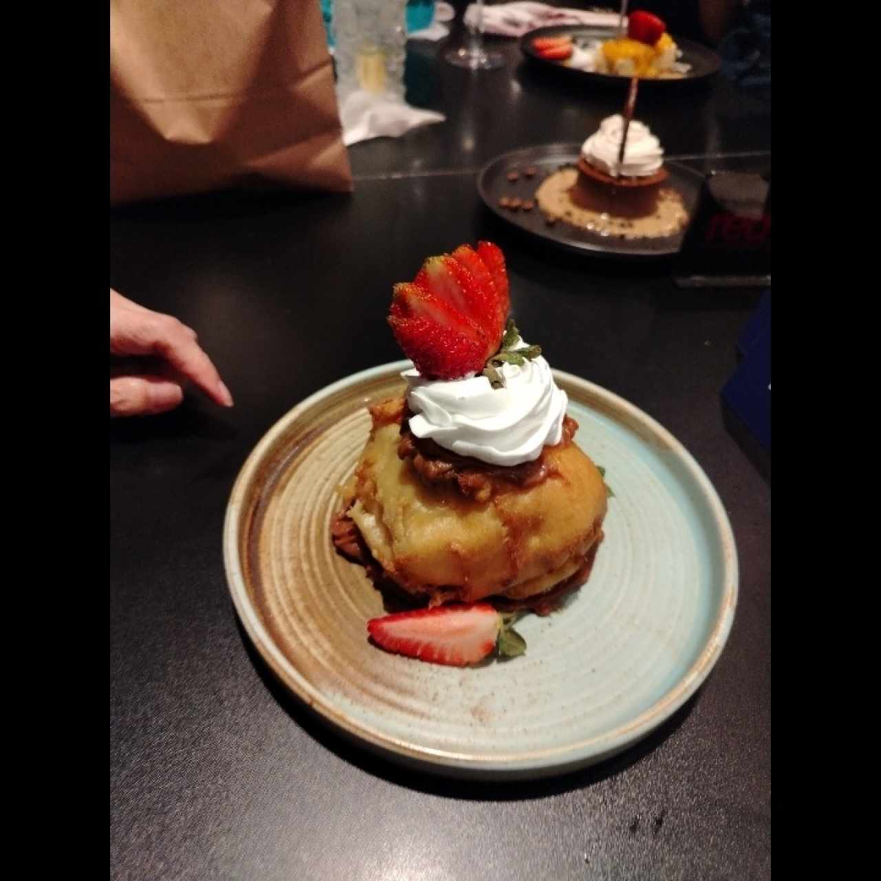 Helado frito envuelto en una masa de crepa con cubierta de tempura azucarada, toffee de caramelo y espuma de café
