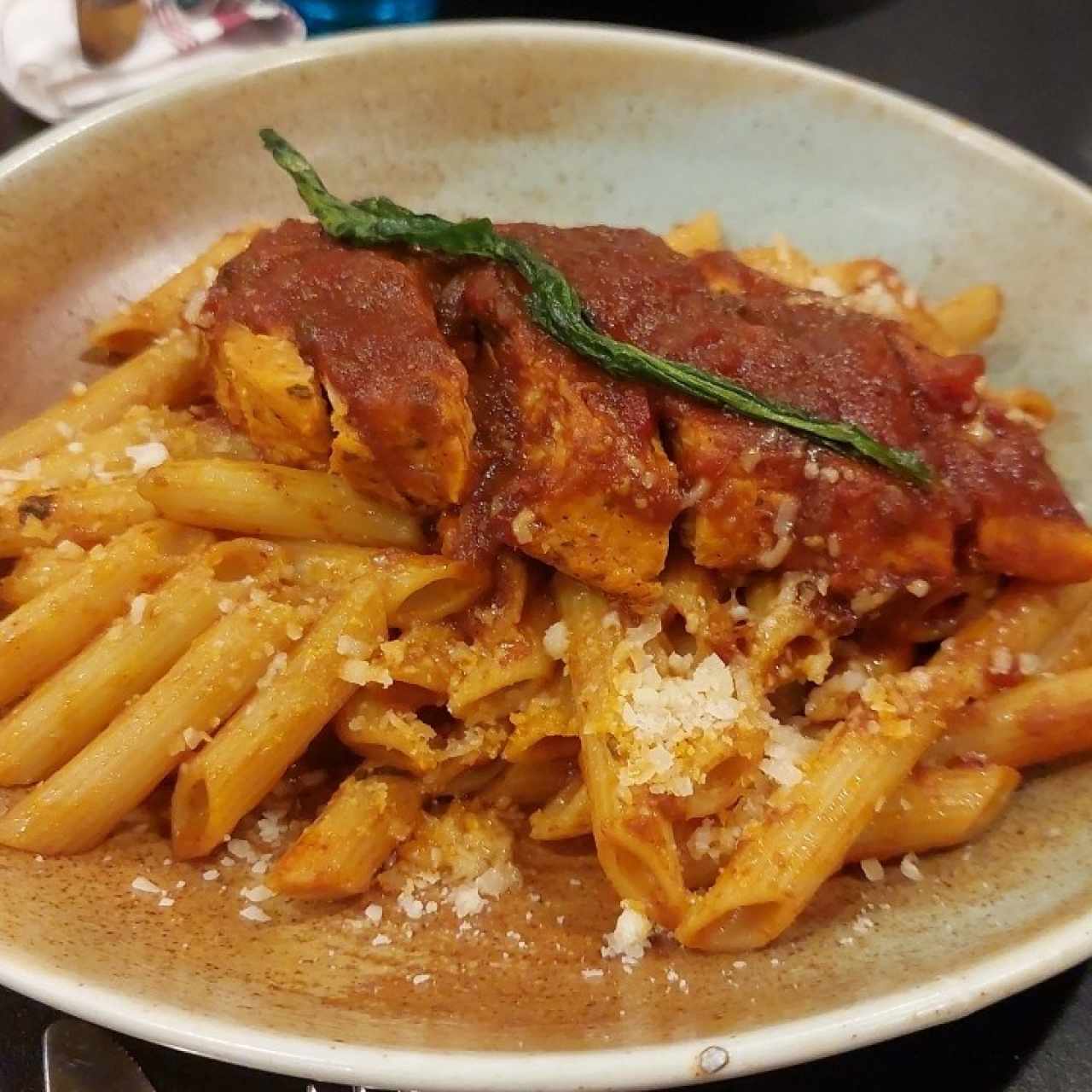 Pasta al estilo panameño con cremoso estofado de pollo y un toque de queso parmesano
