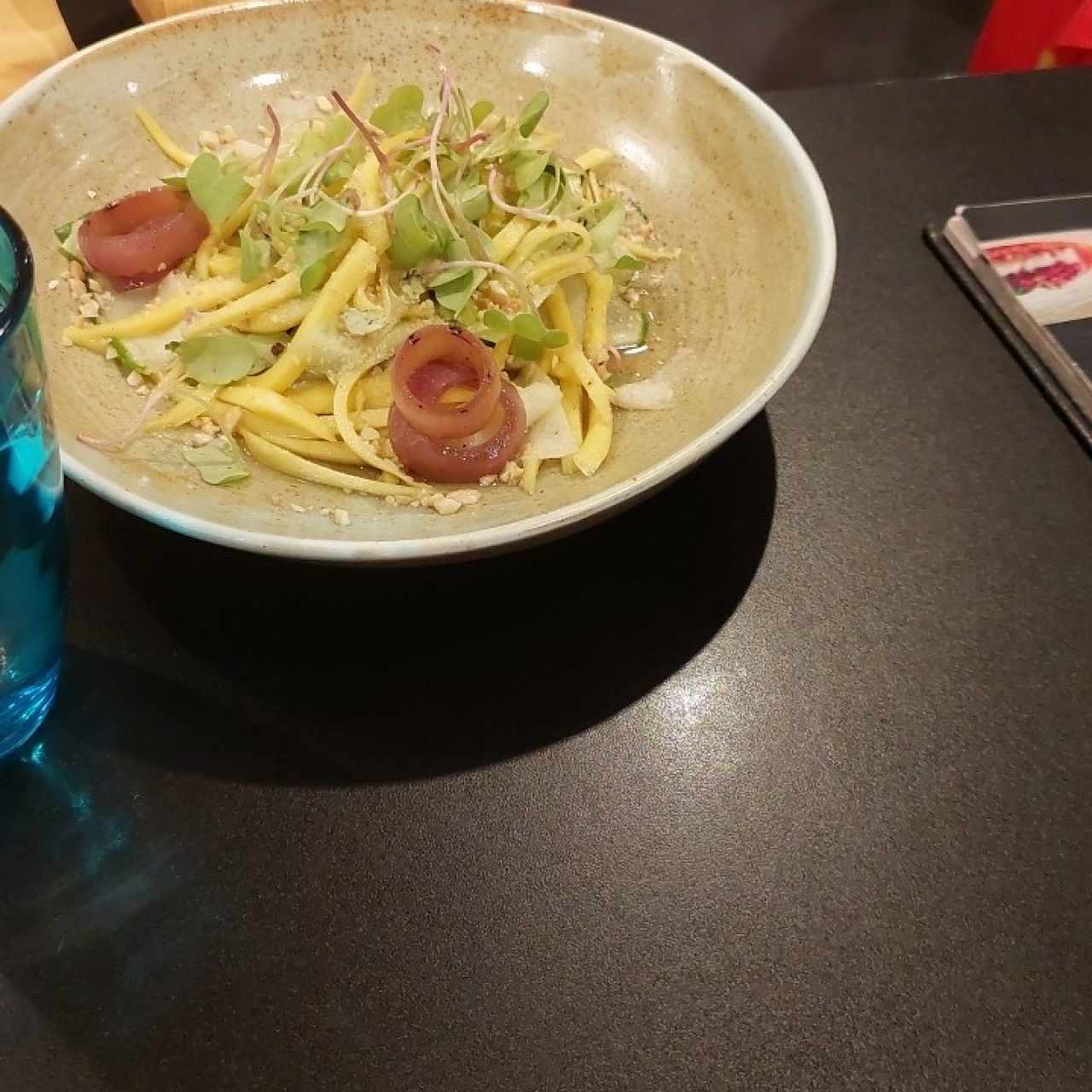 Ensalada de mango verde, chayote y pepino encurtido con chispas de pepitas de marañón tostadas