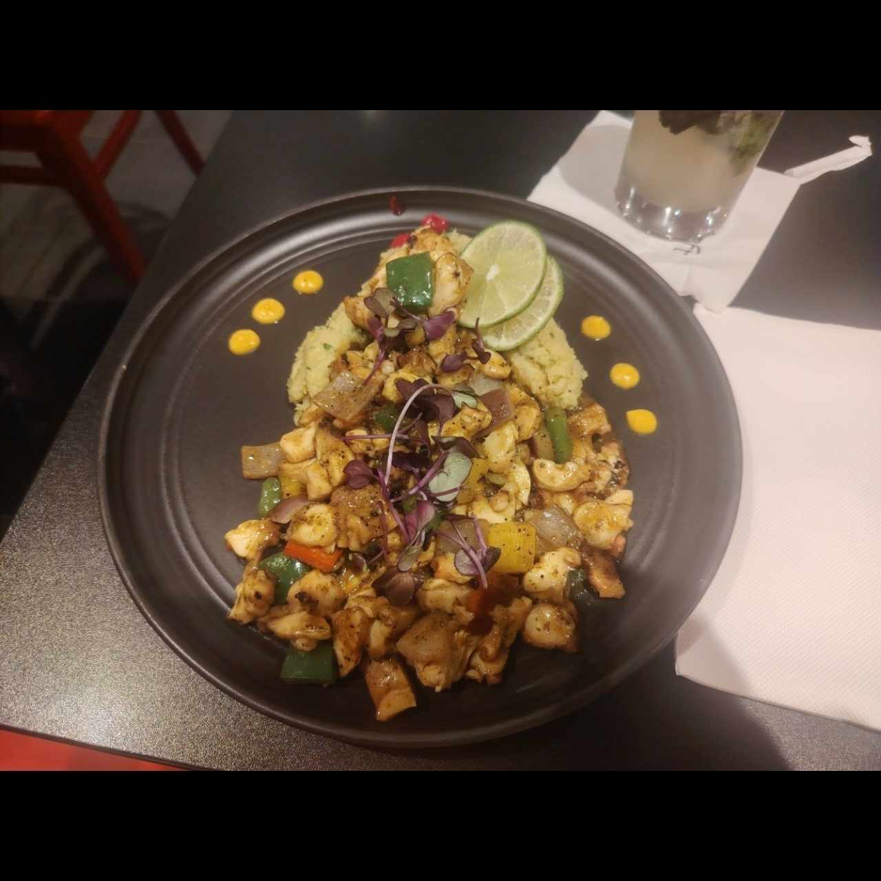 Pulpo al estilo afroantillano a base de coco, curry y jengibre, sobre mangú y brotes de cilantro