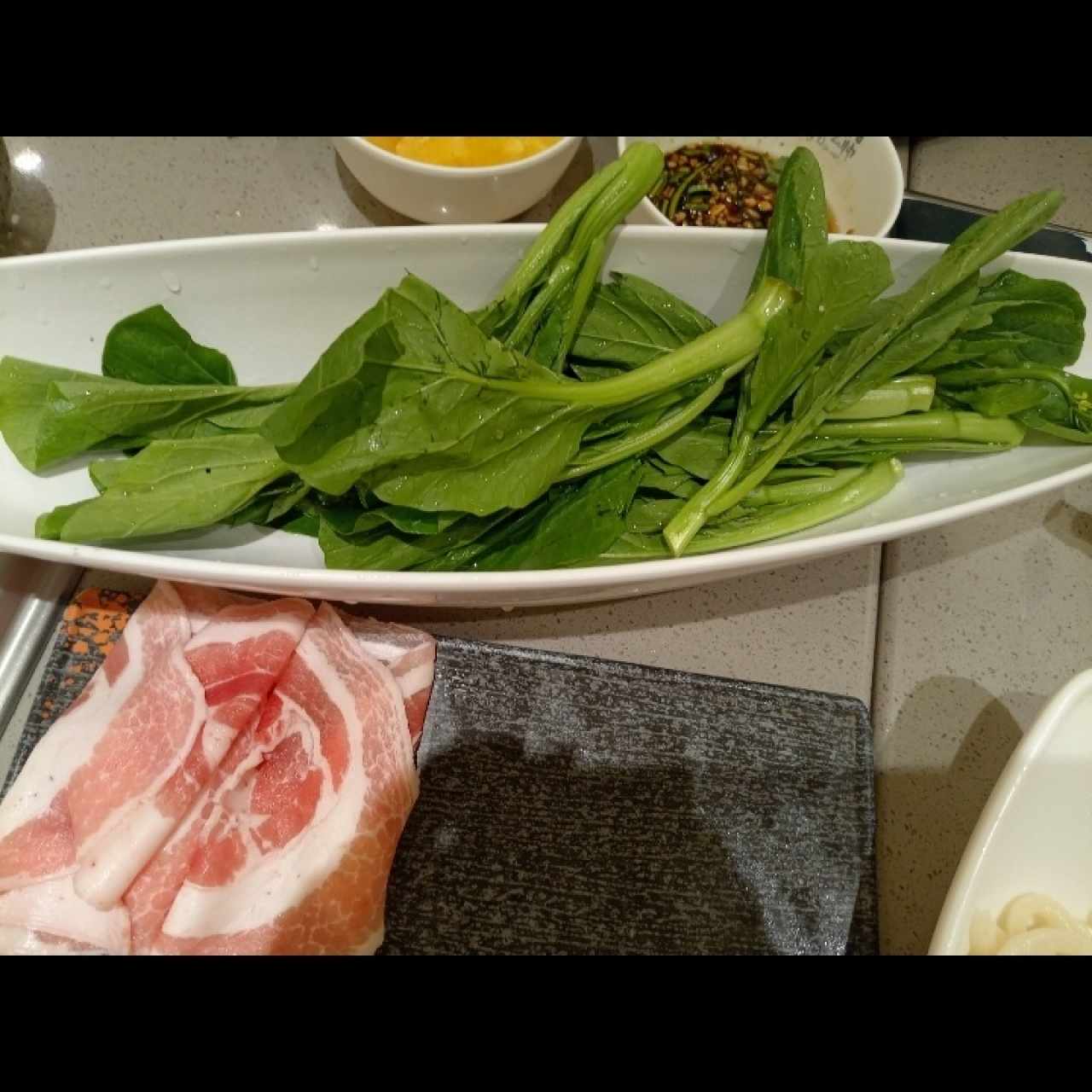 Hojas y cortes de carne 